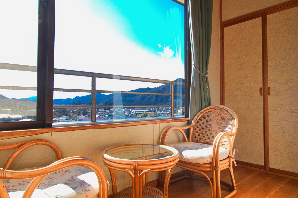 [8 tatami Japanese-style room] Please relax and enjoy the view from the veranda.