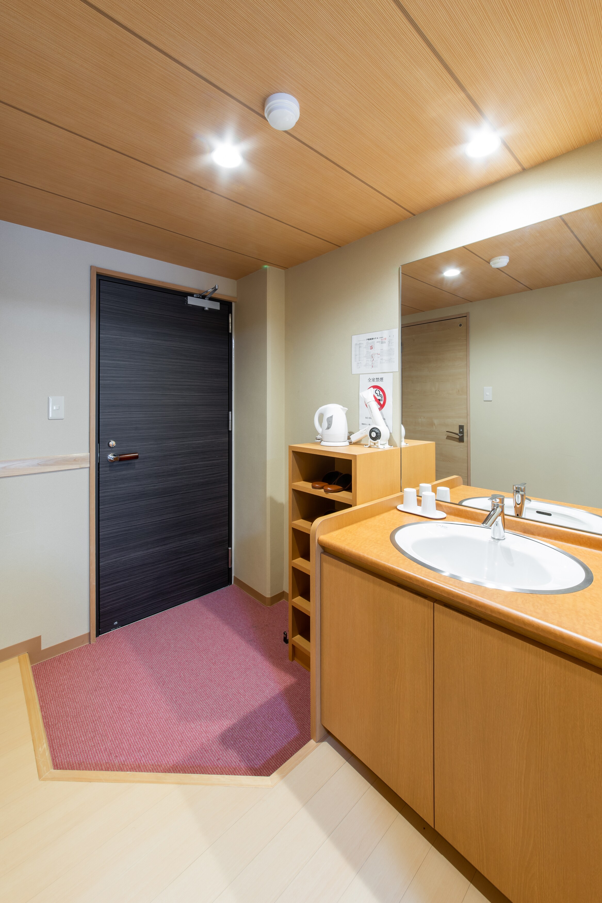 Japanese-style room of 10 tatami mats, with toilet and washbasin