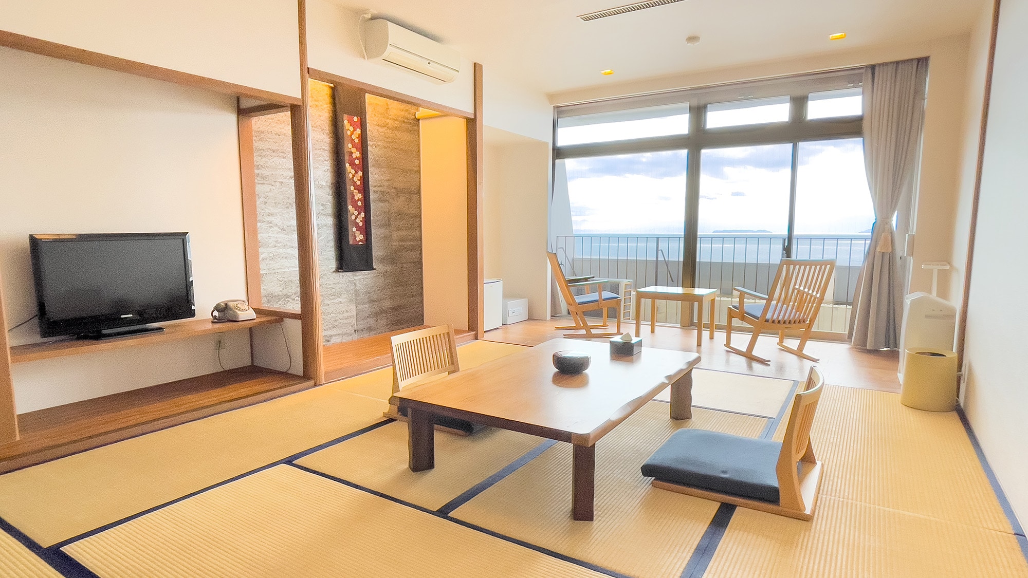 Standard Japanese-style room facing the sea