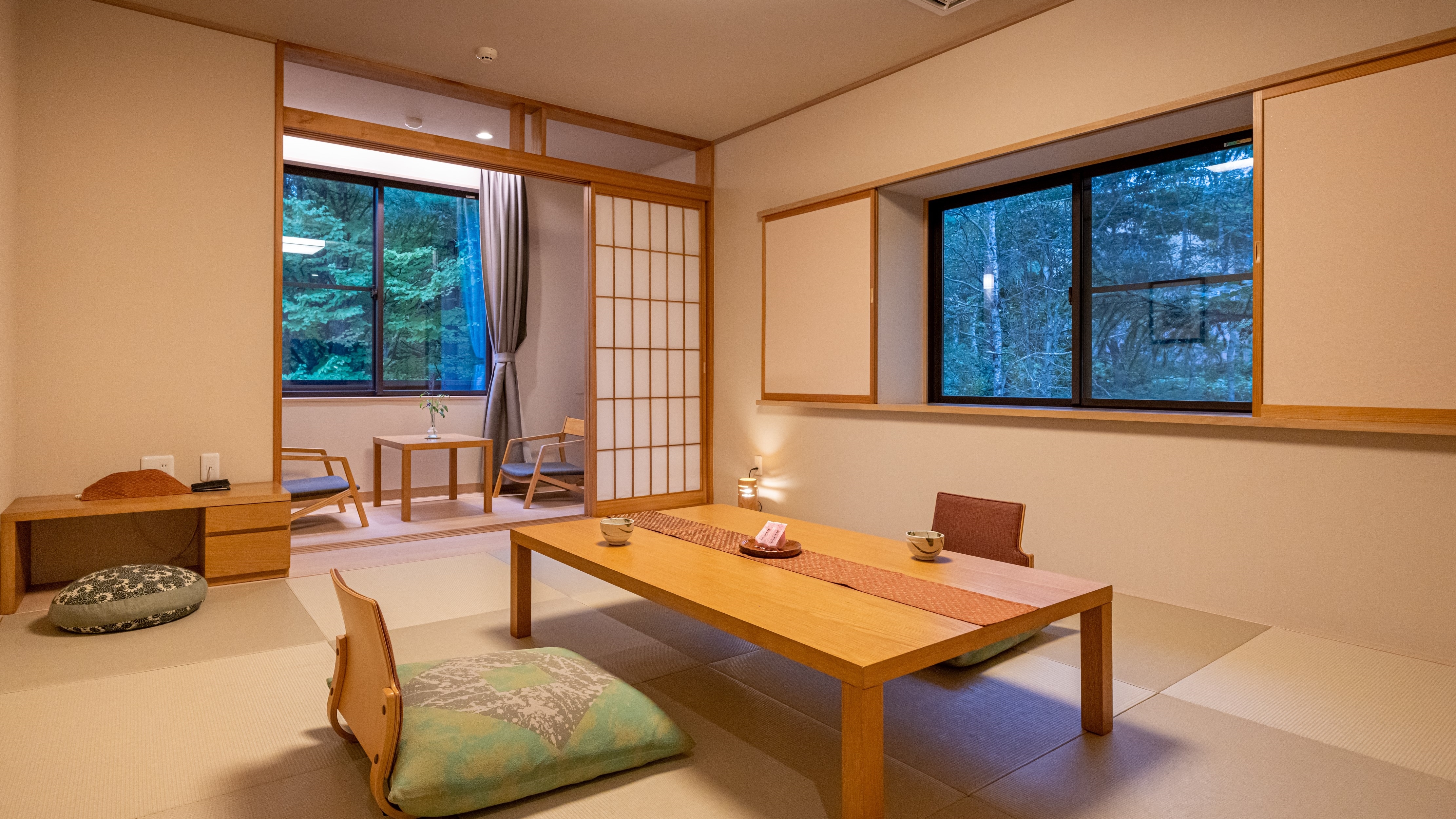 [Premium Japanese-Western style room] A Japanese-Western style room with a Japanese-style room, a wide rim, and a bedroom that incorporates the Japanese atmosphere and the comfort of a hotel.