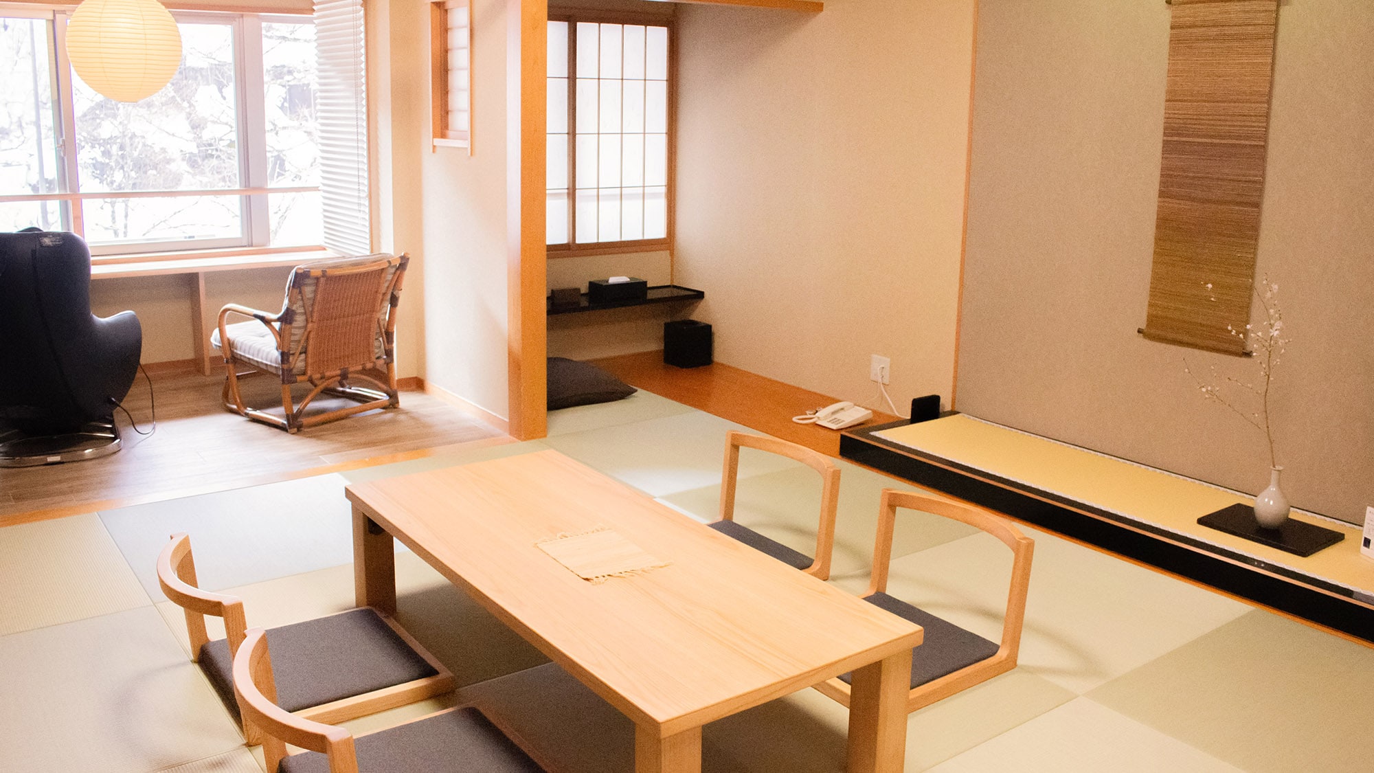 ・【2층 일본식 방】류큐 다다미의 느긋하게 보낼 수 있는 일본식 방. 최대 4명까지 숙박 가능