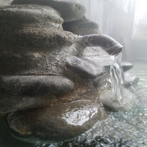 The hot water flowing from the source spring is perfect ♪ Uh ~ It feels good ~ ♫