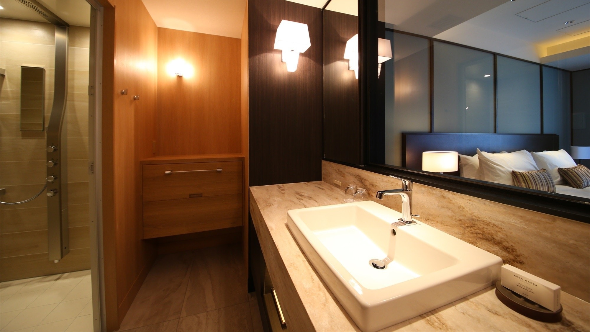 ◆Modern Double｜Jika Anda membuka cermin geser di kamar mandi, Anda dapat melihat tempat tidur tepat di depan Anda.