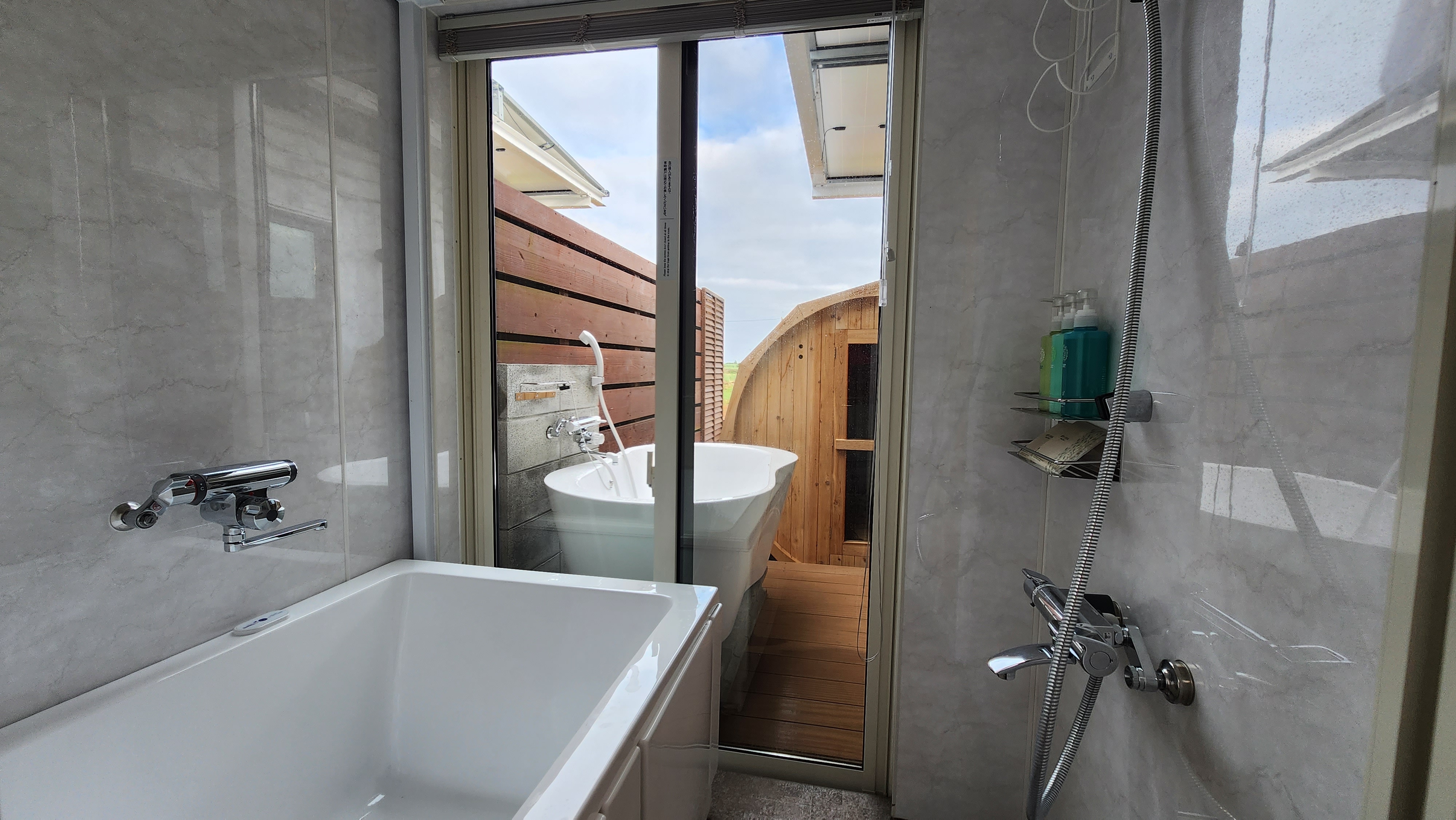 R107 浴室（附按摩浴缸）