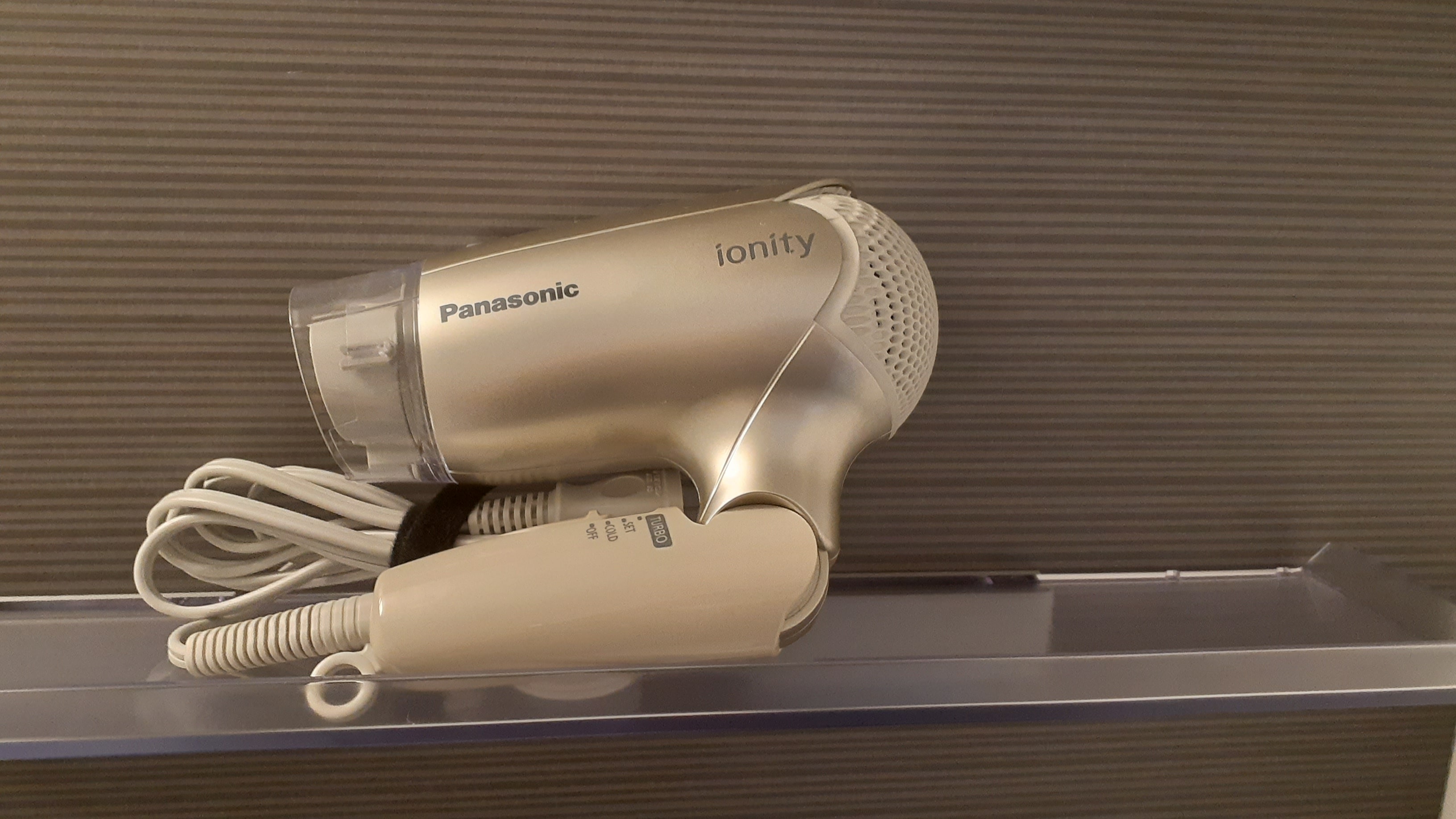 [Phụ lục] Máy sấy tóc có sẵn trong phòng tắm của căn hộ.