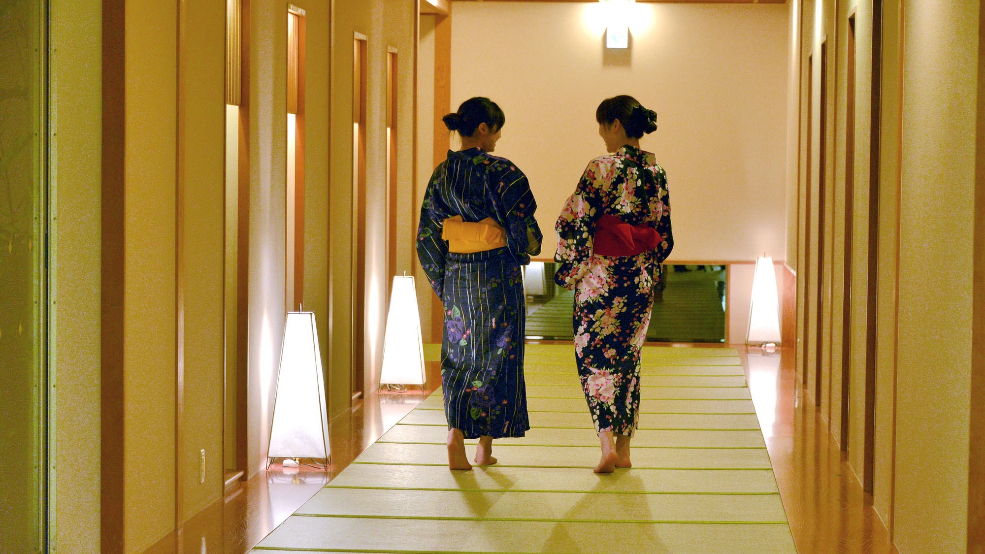 通往大浴場的舒適榻榻米通道