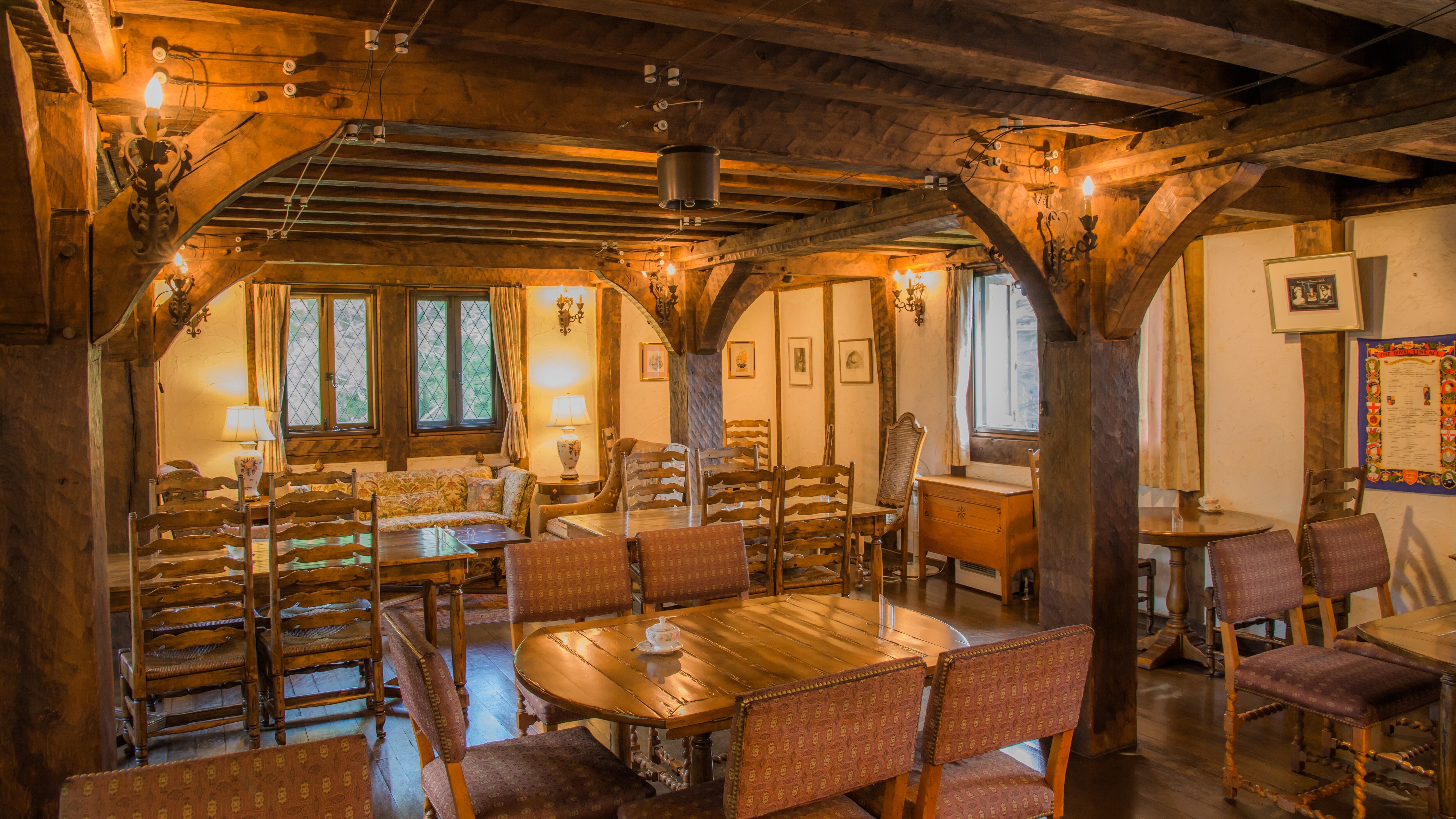 Ascot Tea Room: Interior