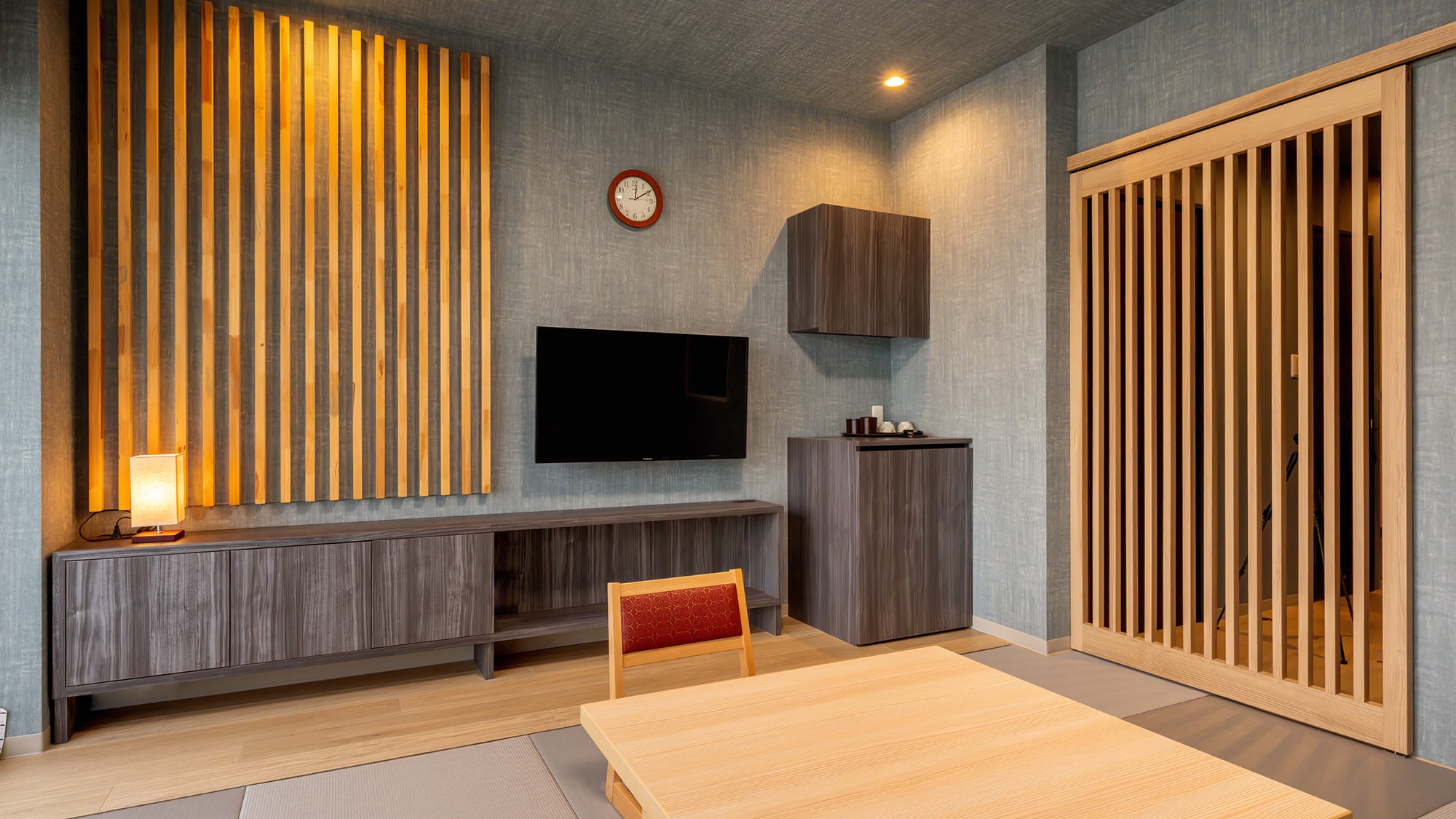 [Japanese-style room] A modern yet Japanese-style room where you can relax in a relaxing space.