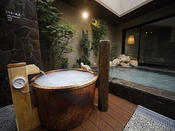 Large communal bath ① 2022