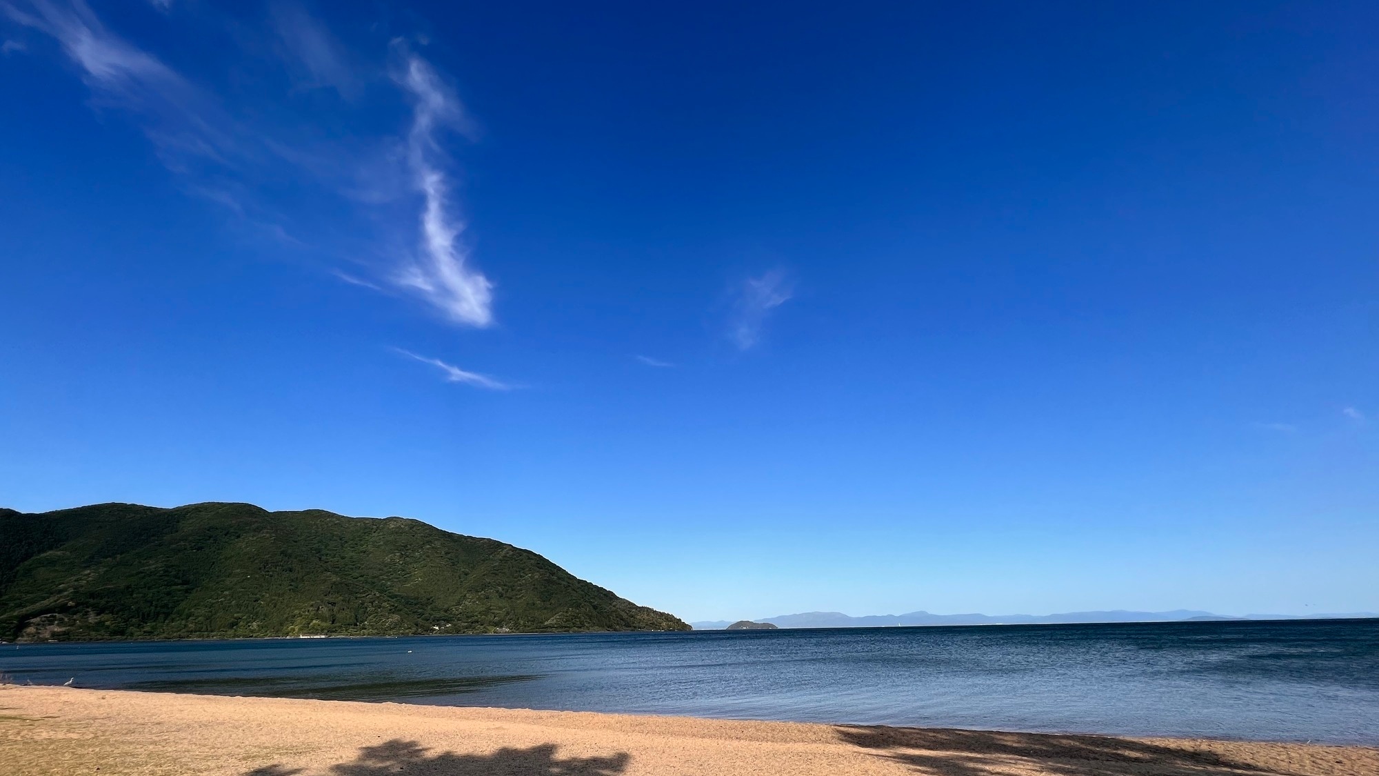 Bãi biển Sunny của hồ Biwa trải dài trước mắt bạn.