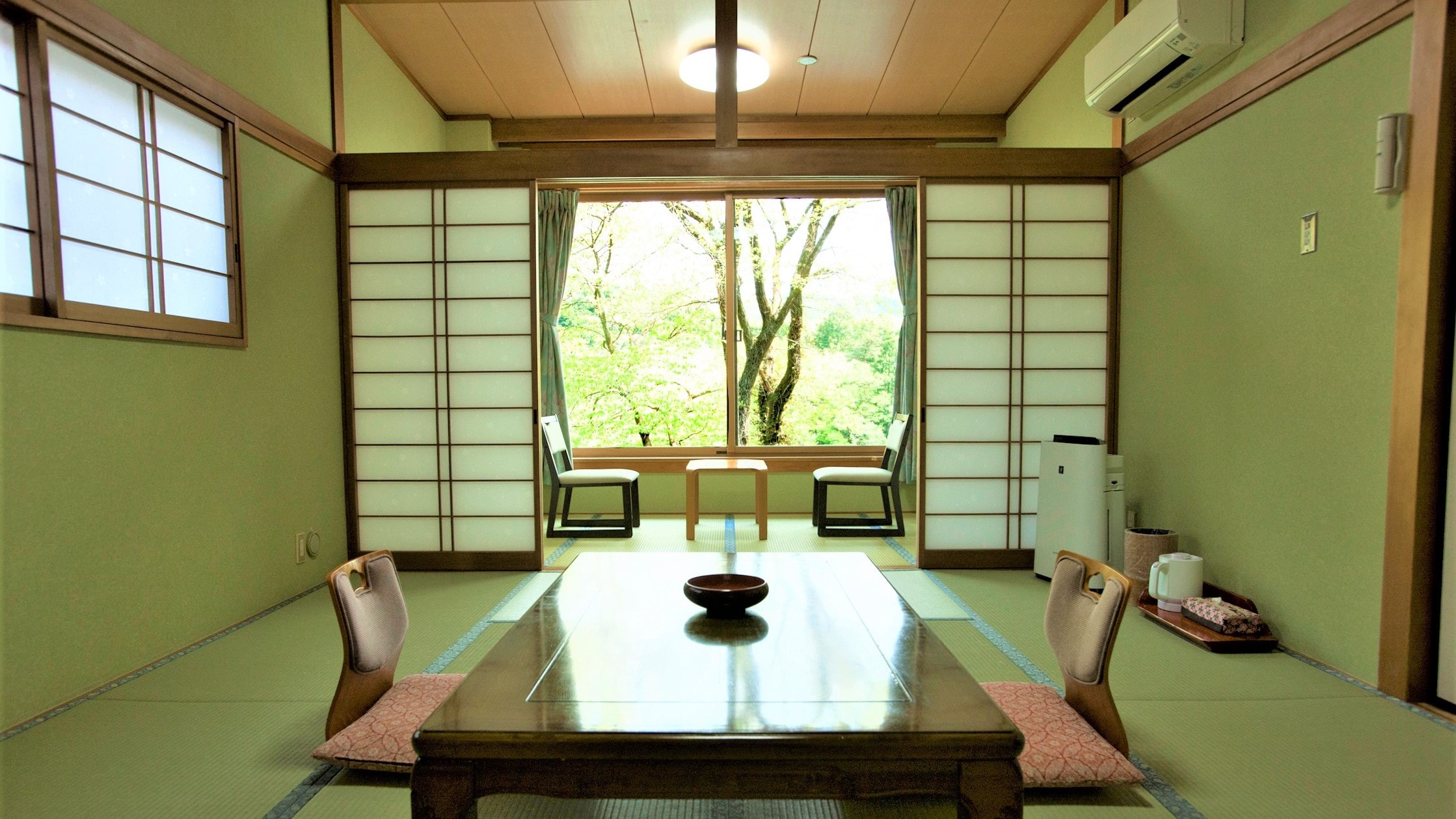 ◆ [Guest rooms: 10 tatami mat + 4 tatami mat Japanese-style rooms] All rooms offer a panoramic view of the Kinugawa River.