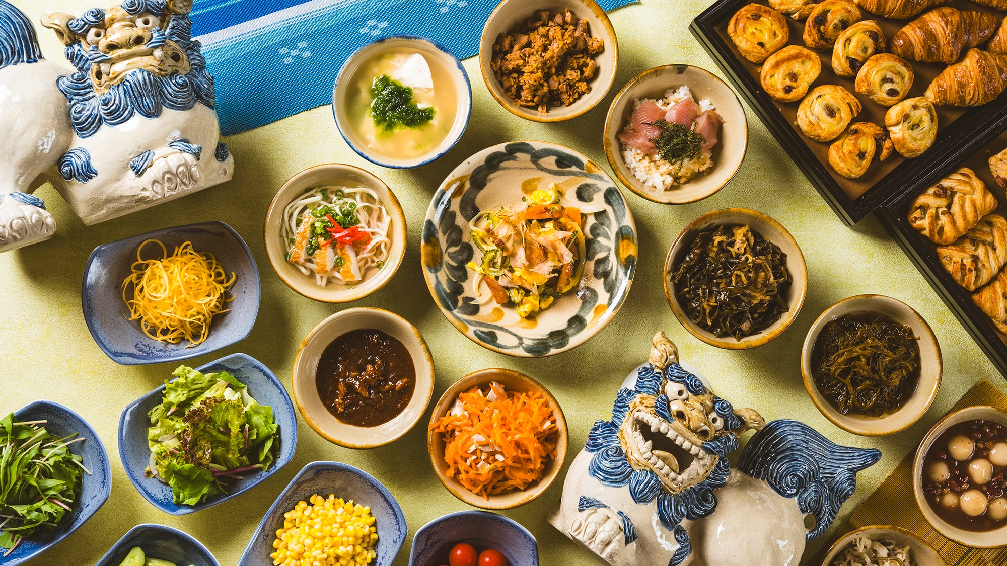 [บุฟเฟ่ต์อาหารเช้า] เพลิดเพลินกับอาหารนานาชาติหลากหลายชนิด ไม่ว่าจะเป็นอาหารโอกินาว่า ญี่ปุ่น และอาหารตะวันตก ※ภาพ