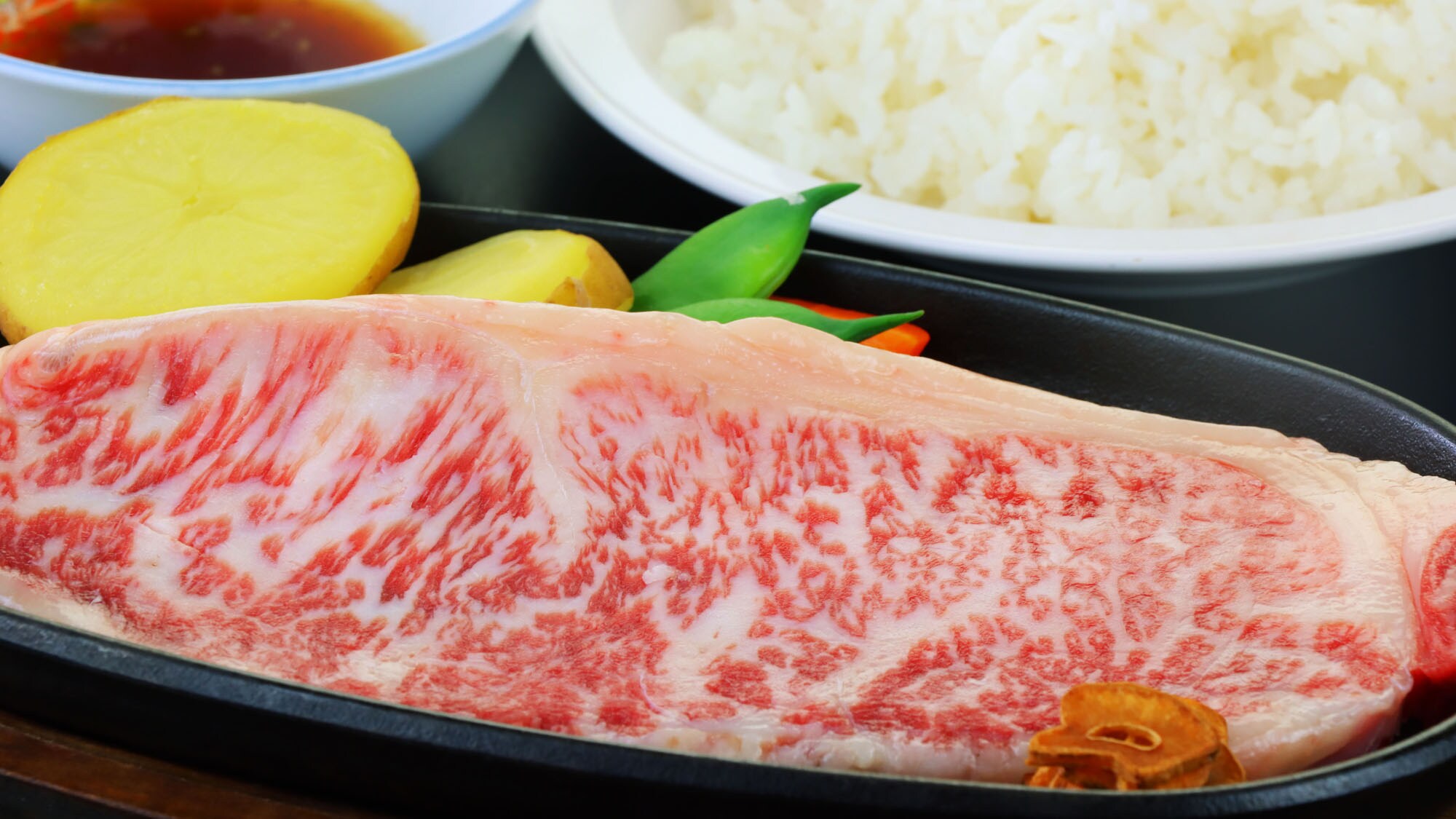 The moment you put it in your mouth, the delicious flavor of the steak spreads and the fragrant aroma fills your nose, allowing you to enjoy the ultimate luxury. [Image]