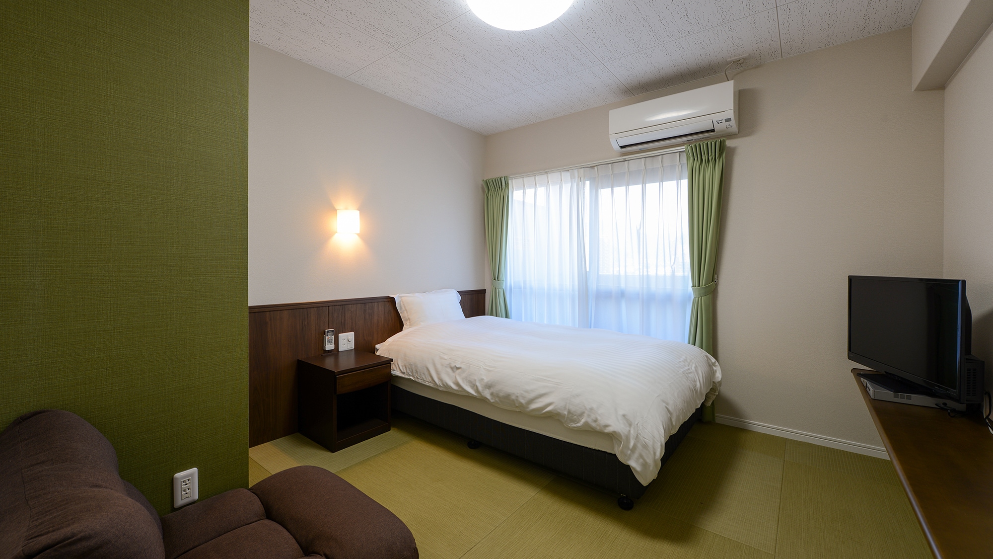 * [Kamar tunggal bergaya Jepang-Barat yang telah direnovasi dan bebas rokok] Ruang bersantai berkualitas tinggi dengan tikar tatami dan tempat tidur.