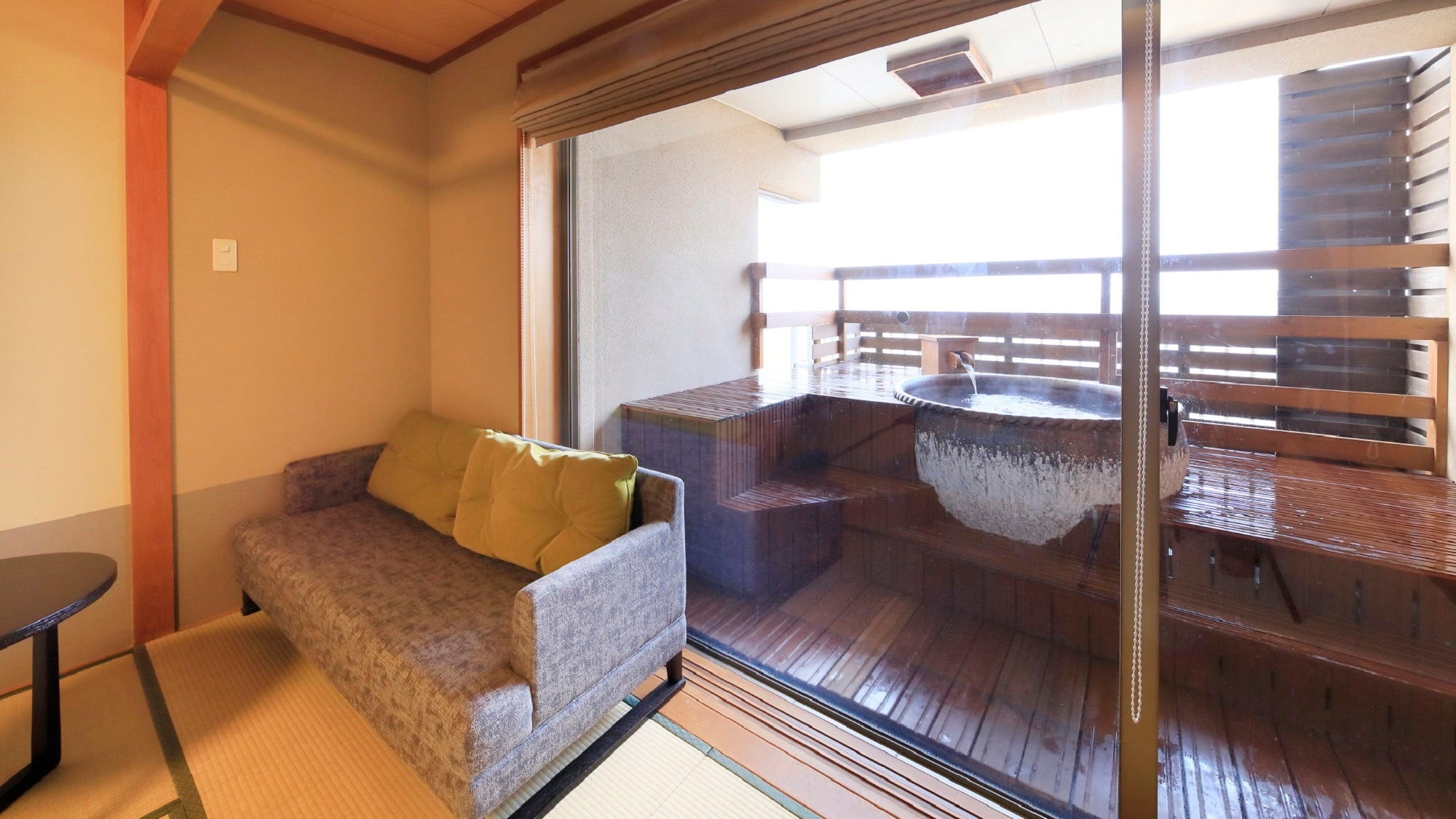 An example of an 8 tatami Japanese-style room with an open-air bath