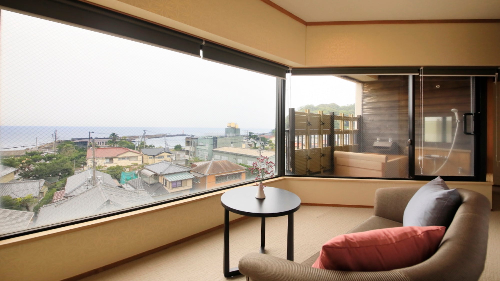 [Japanese-style room with open-air bath] A comfortable sofa is provided near the window (example)