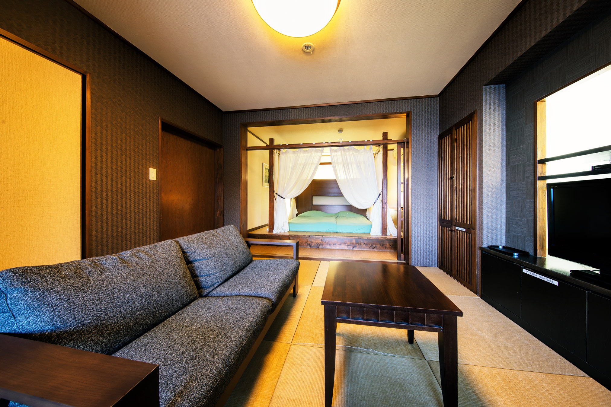 Kamar tamu dengan pemandian terbuka dengan kanopi Bali