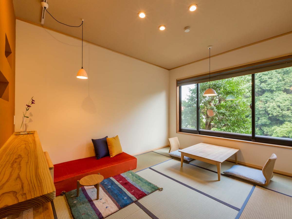 [Japanese-Western room with semi-open-air bath - Suisen -] Outside the window you can see the Ureshino River and the trees, creating a comfortable space.
