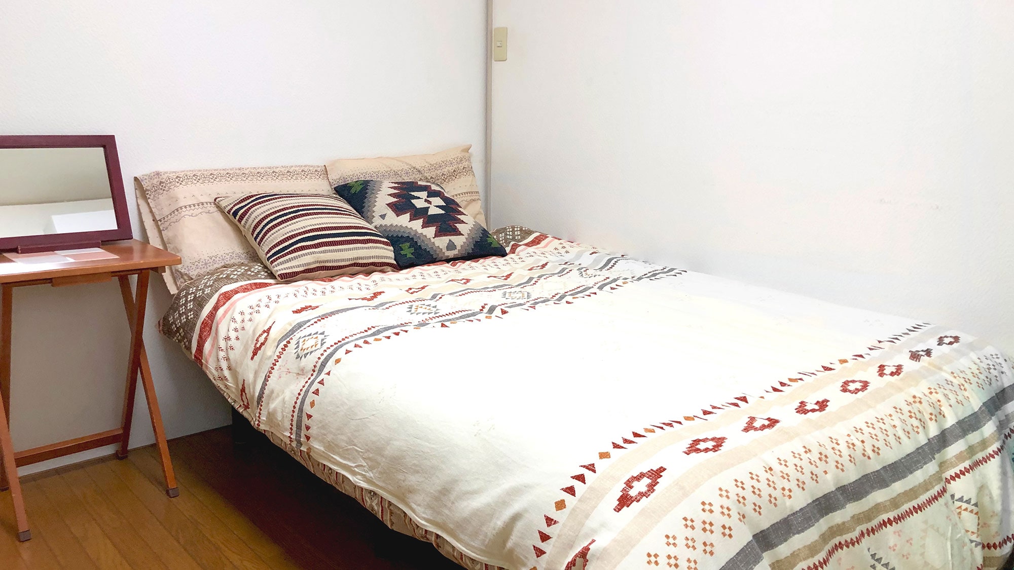 ・ One semi-double bed is installed in the bedroom of the Western-style room.