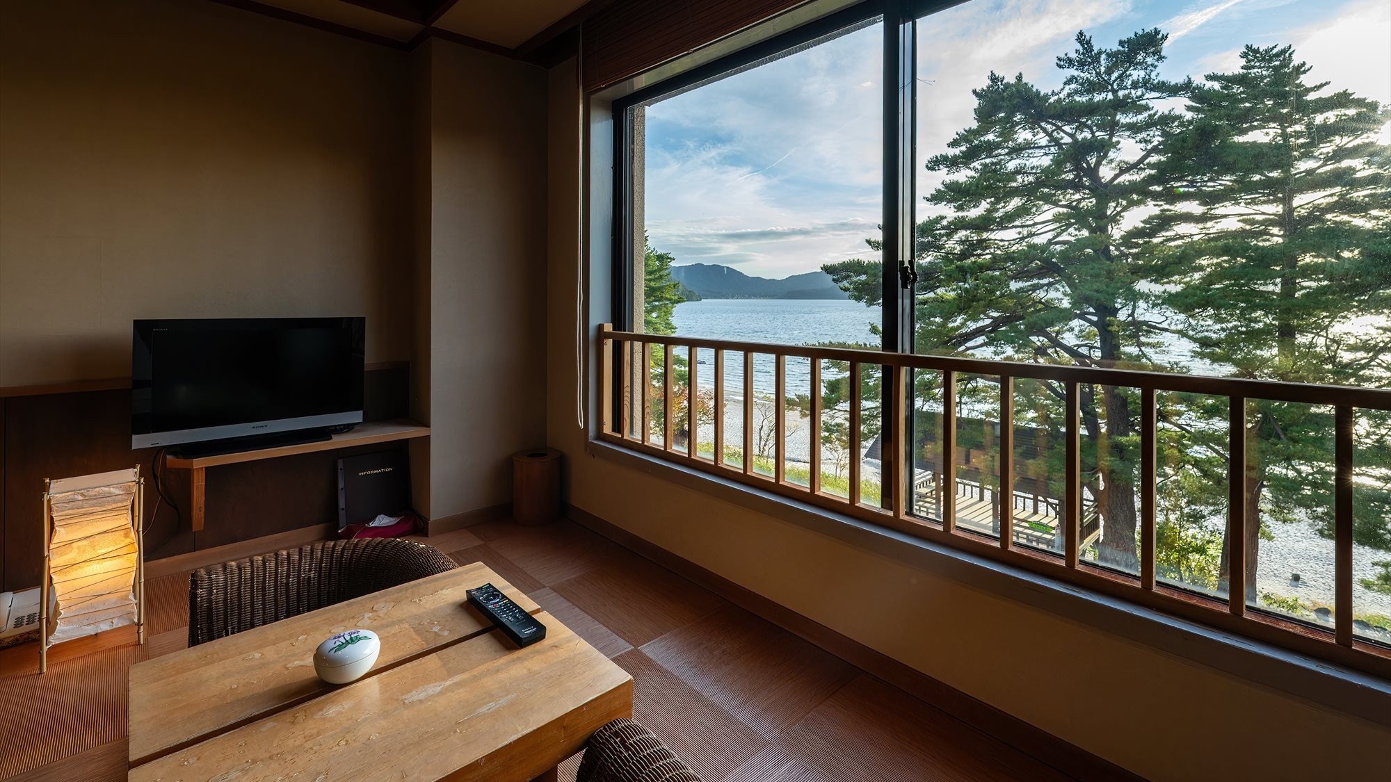 ■Please stretch your legs and relax on the raised tatami floor while looking out at Lake Tazawa.