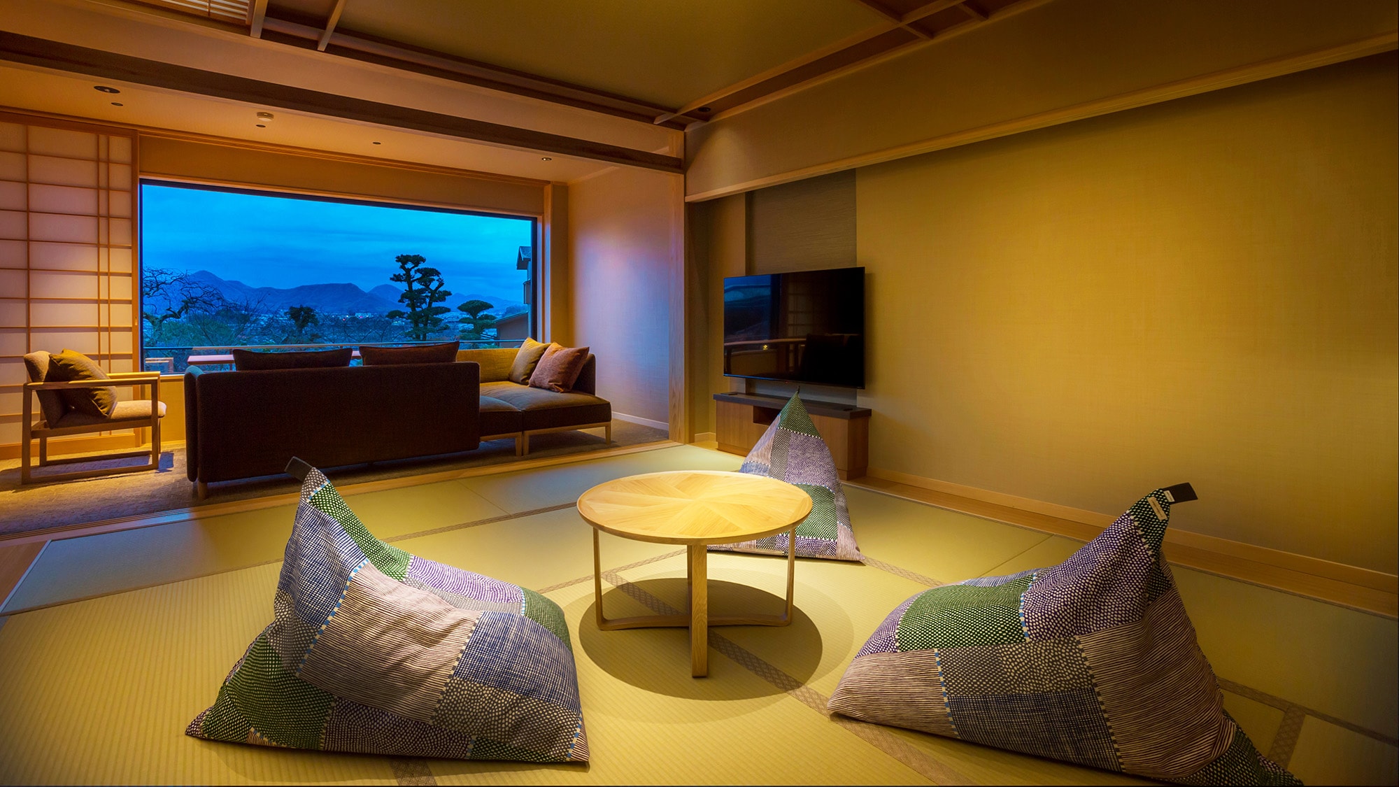 [Sansuikaku/Japanese-Western style room E with private open-air bath] Special guest room with a Japanese garden full of atmosphere in front of you