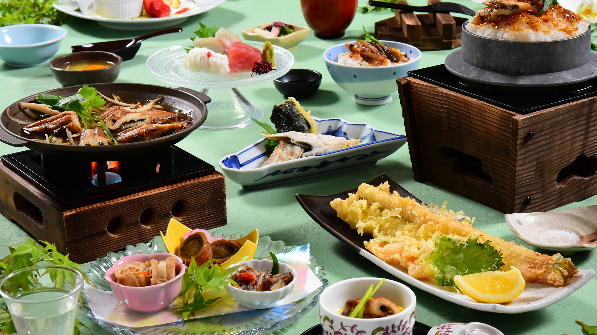คอร์สอาหารปลาไหลที่นำเสนอด้วย "ปลาไหลทะเล" ซึ่งเป็นอาหารพิเศษของภูมิภาค Banshu ที่มีเนื้อหนาและปรุงรสอย่างวิจิตรบรรจง ปรุงร่วมกับผักท้องถิ่นฤดูร้อนที่มีสีสันสวยงาม