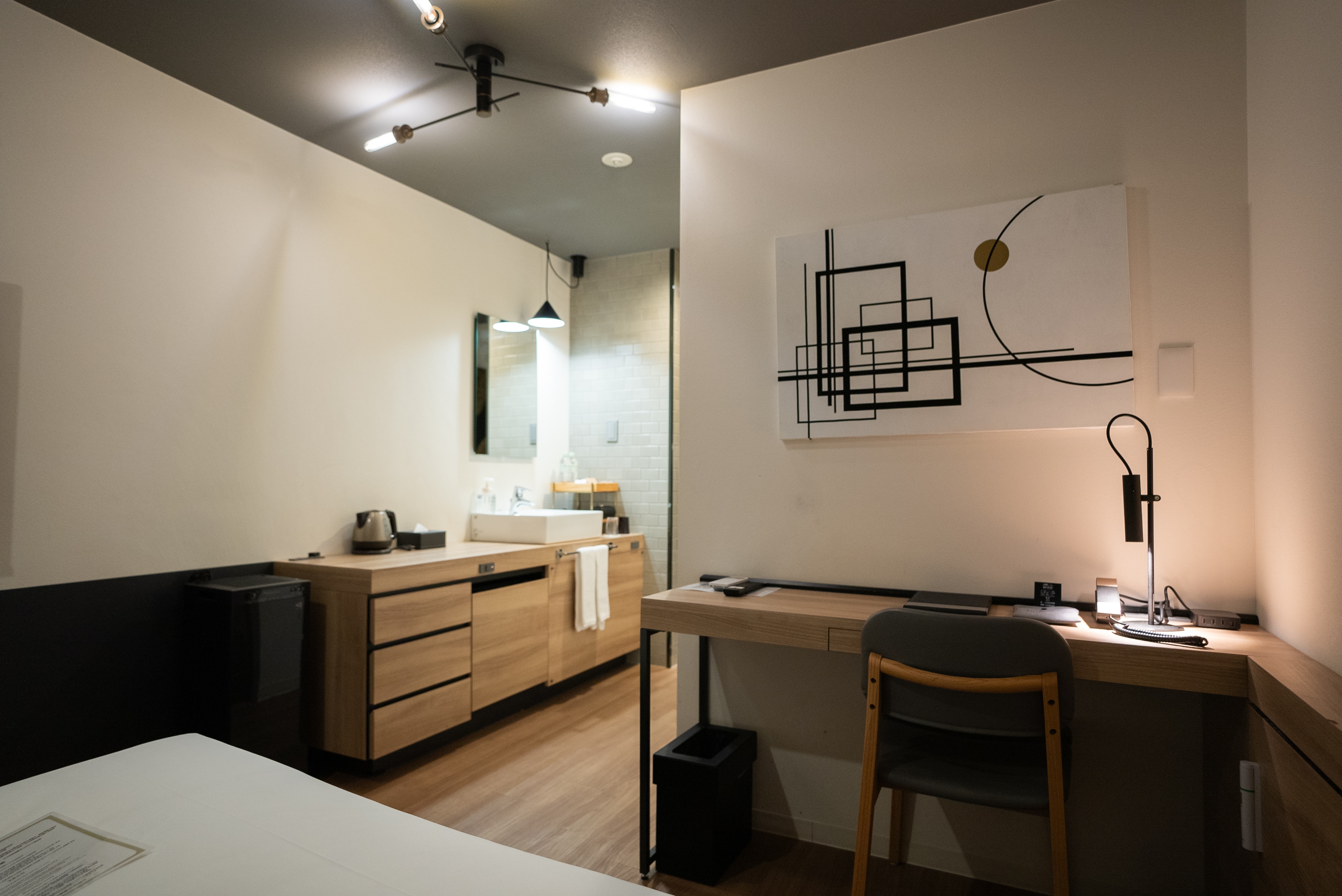 Kamar semi-double dengan meja