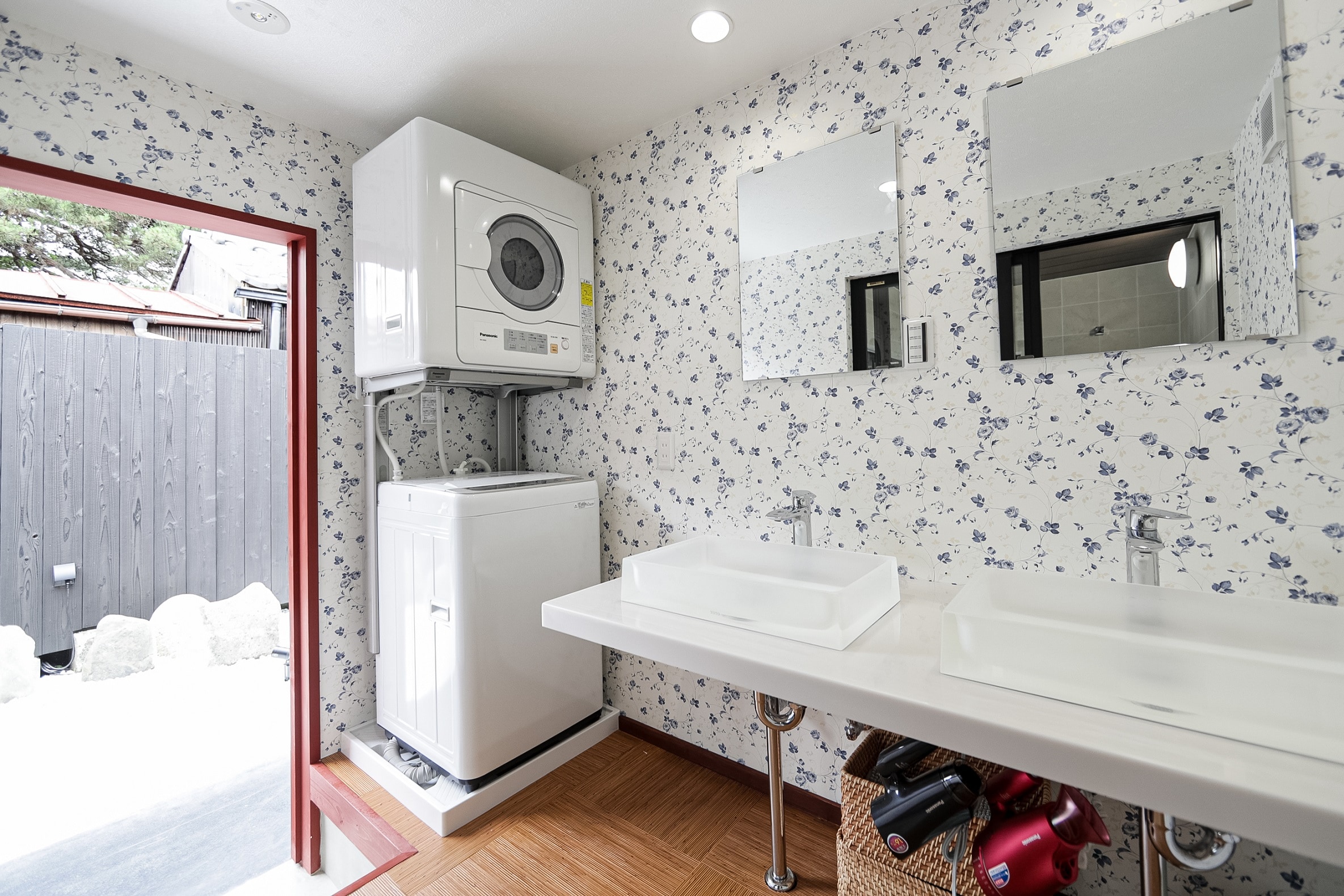 Washbasin and washing machine