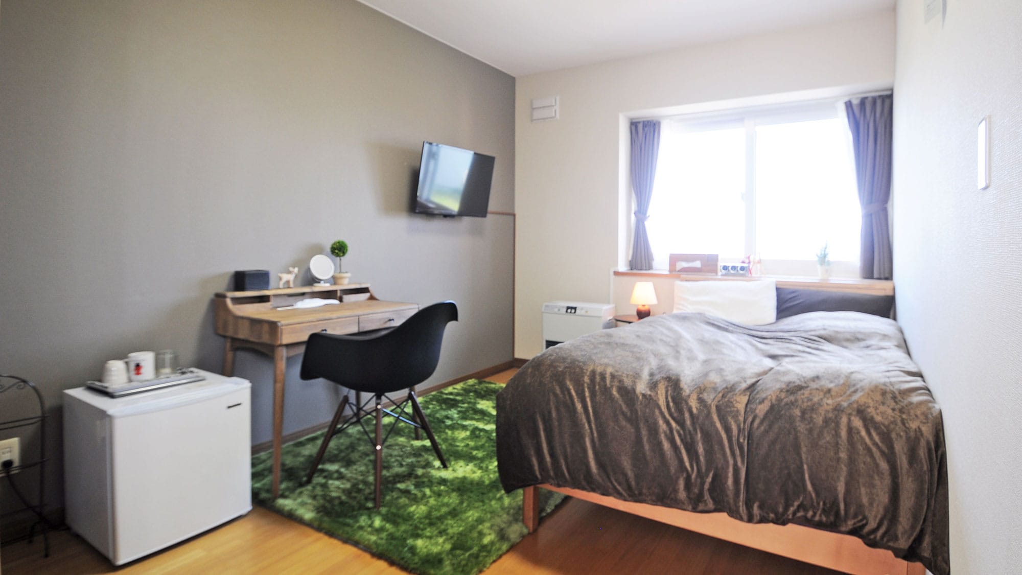 [Western-style room (no shower)] All Western-style rooms have semi-double beds.