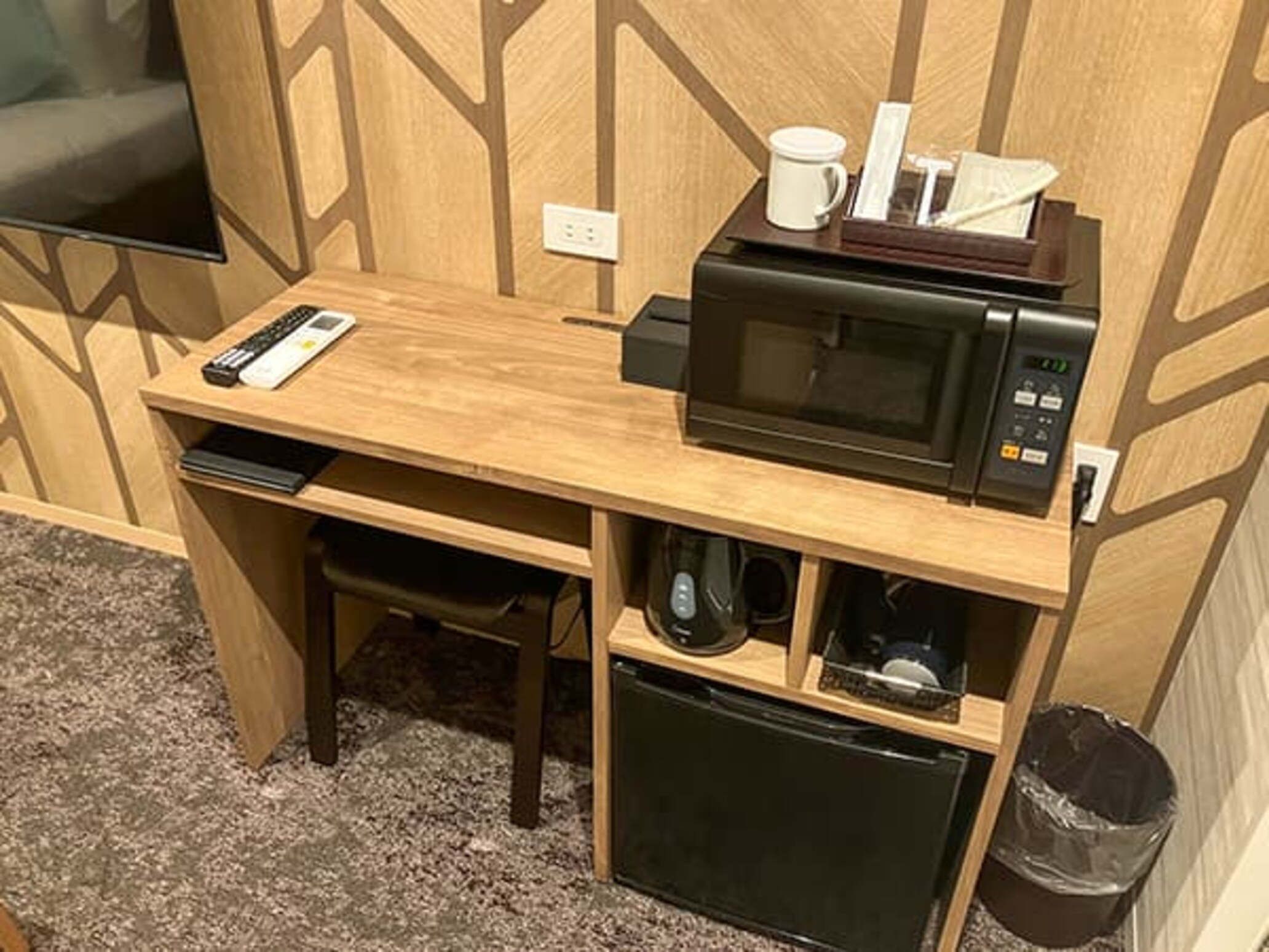 [Container room] Equipped with microwave oven and refrigerator/freezer