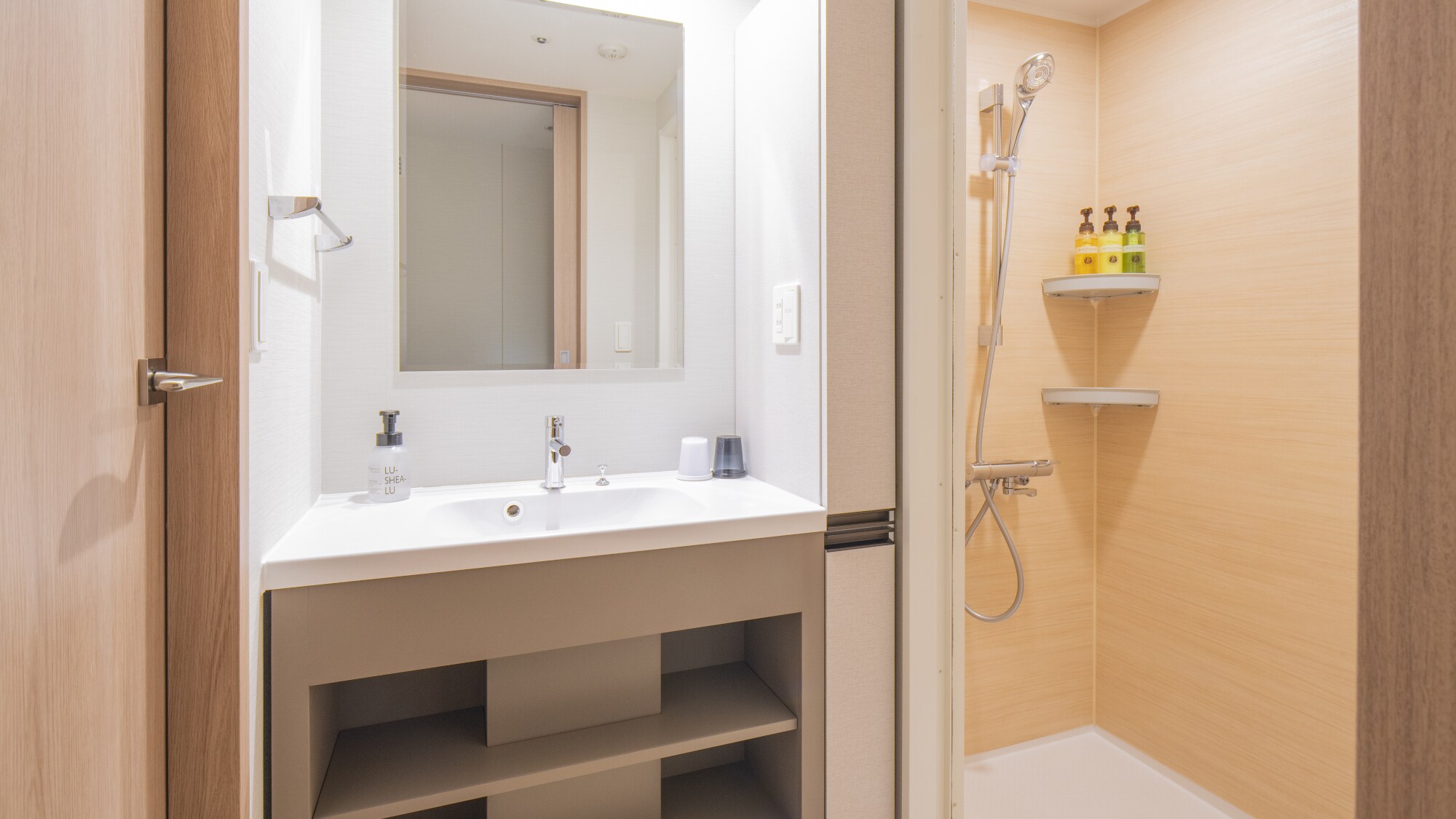 Shower booth (Deluxe Corner Twin only)