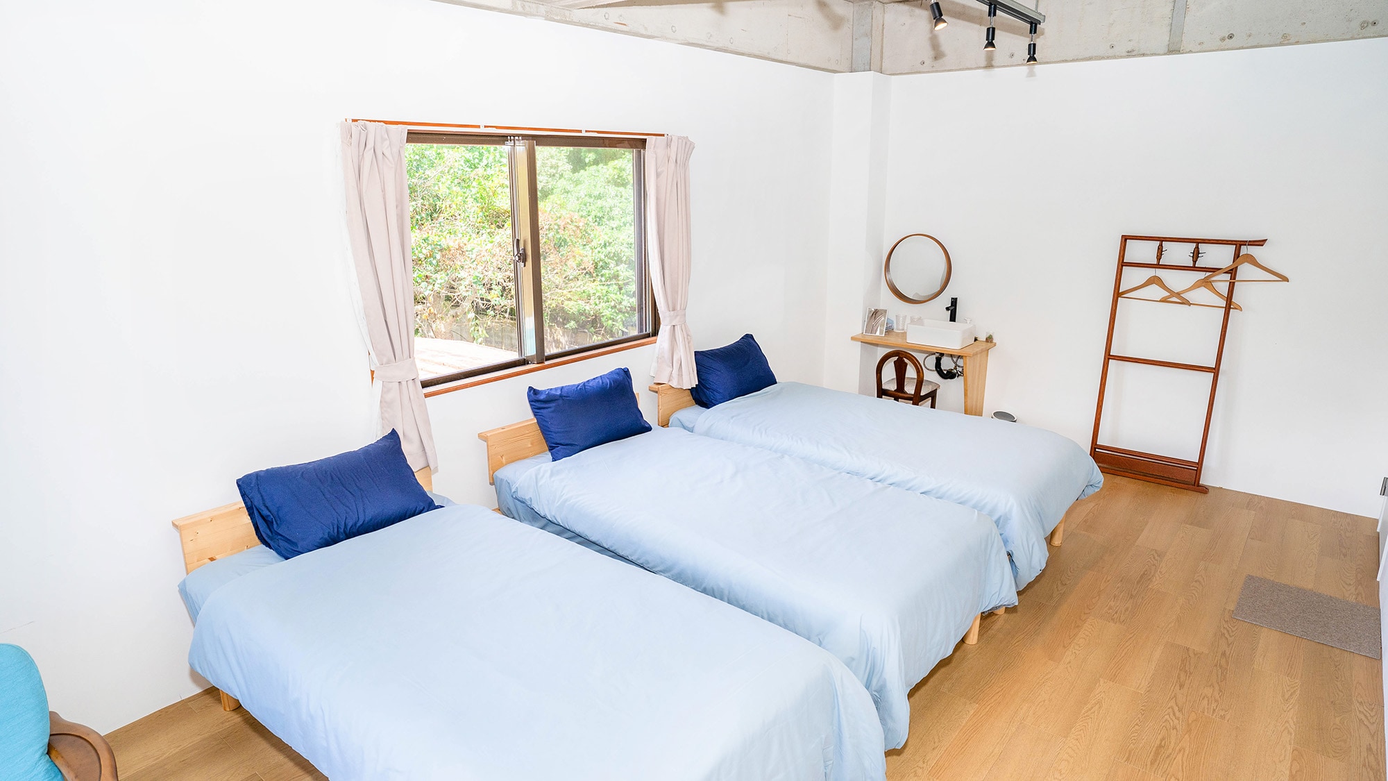 ・【三人房】还有梳妆台，可以坐下来化妆。