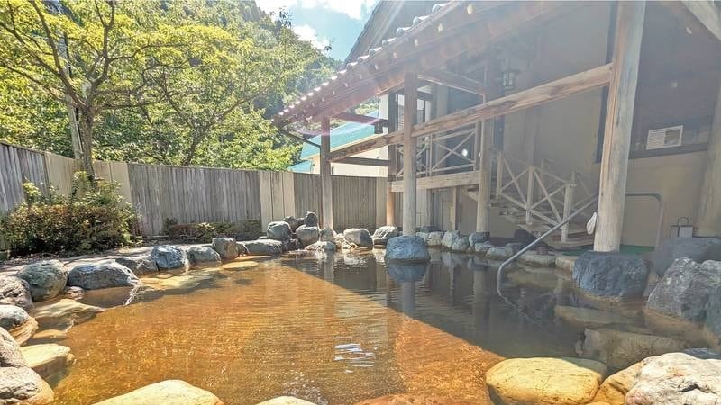 充滿溫泉水的露天浴池