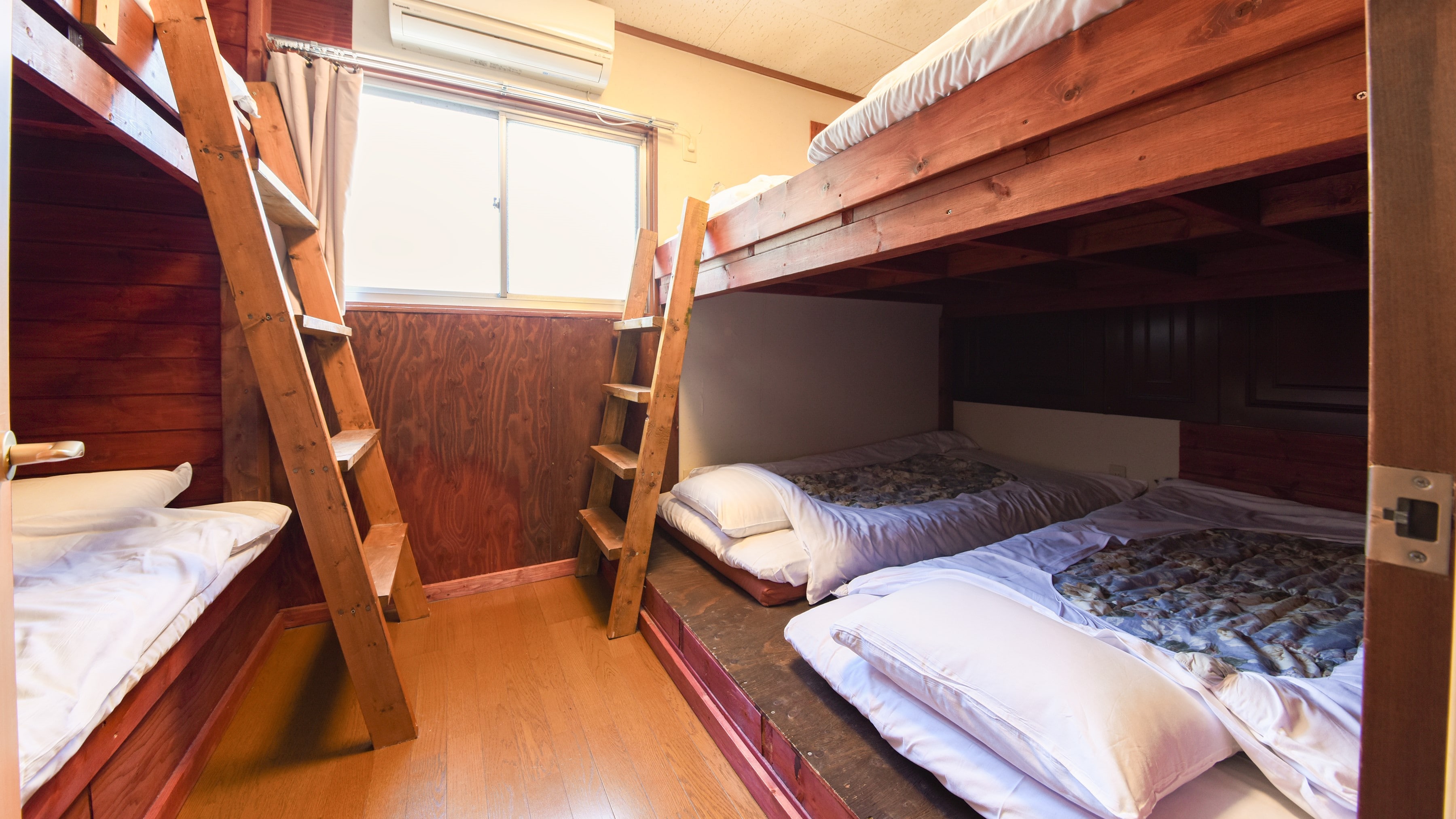*Cottage with dog run/Bunk beds with futons are also available.