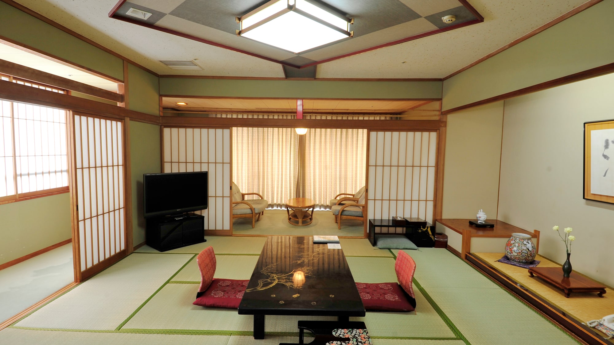 ●이면의 창유리로부터 야경을 바라볼 수 있는 특별 일본식 방. 느긋하게 넓은 인연도 완비