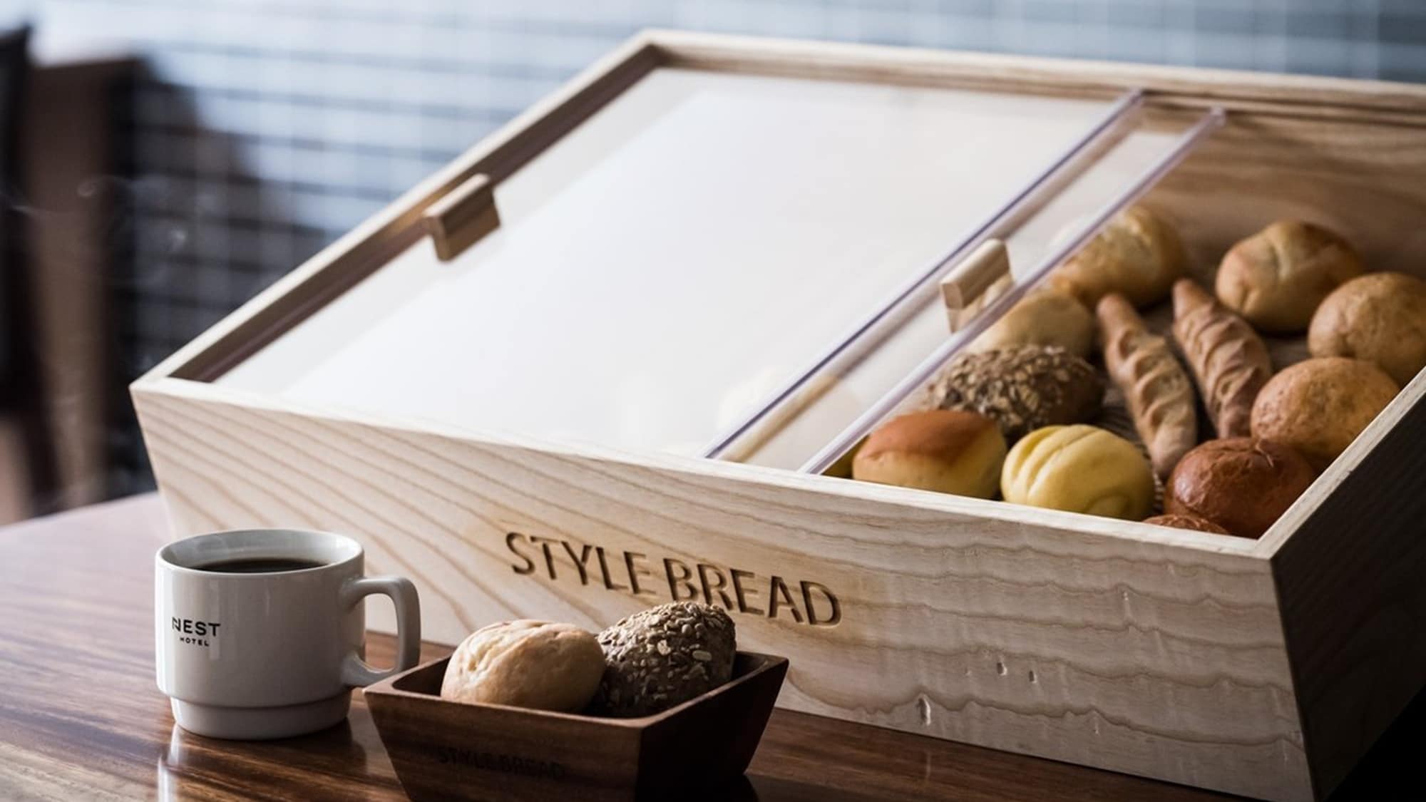 [Light breakfast bread service] Relax in the lounge with a selection of simple-tasting "natural yeast bread" and coffee.