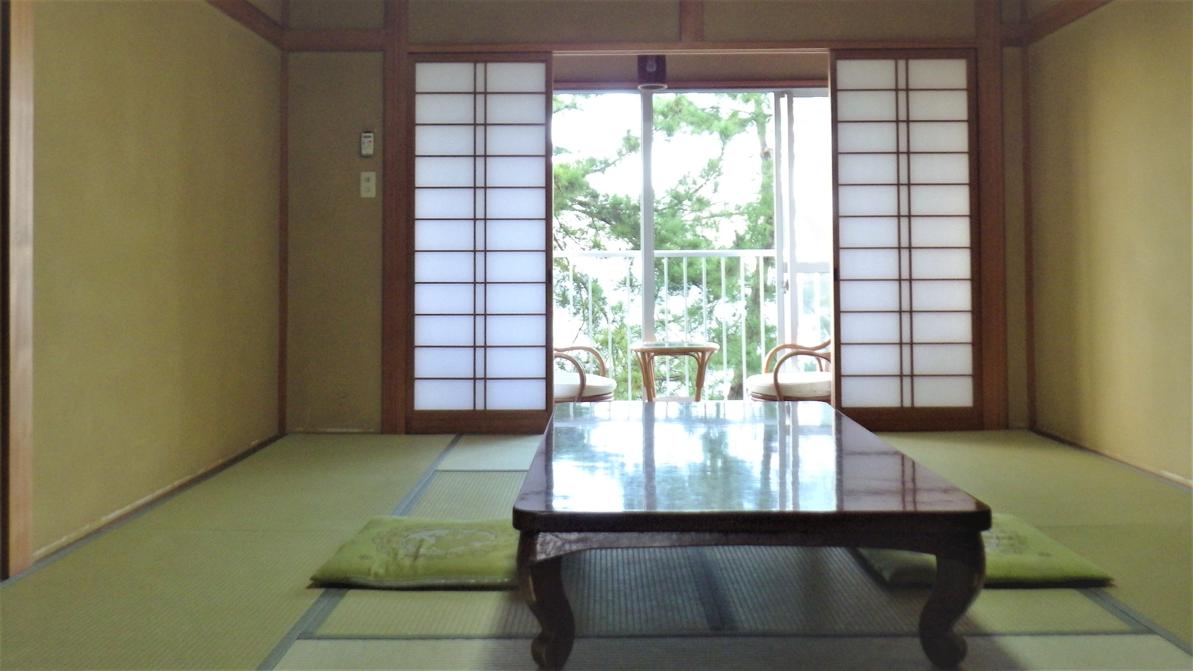 *[Example of a Japanese-style room] The sound of the waves can be heard all the way to your room... We've been told it feels like "sleeping on the ocean!"