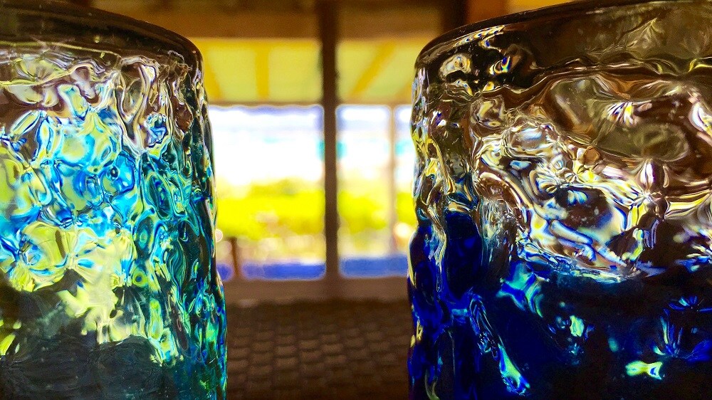 Ryukyu glass that stands out against the blue sea