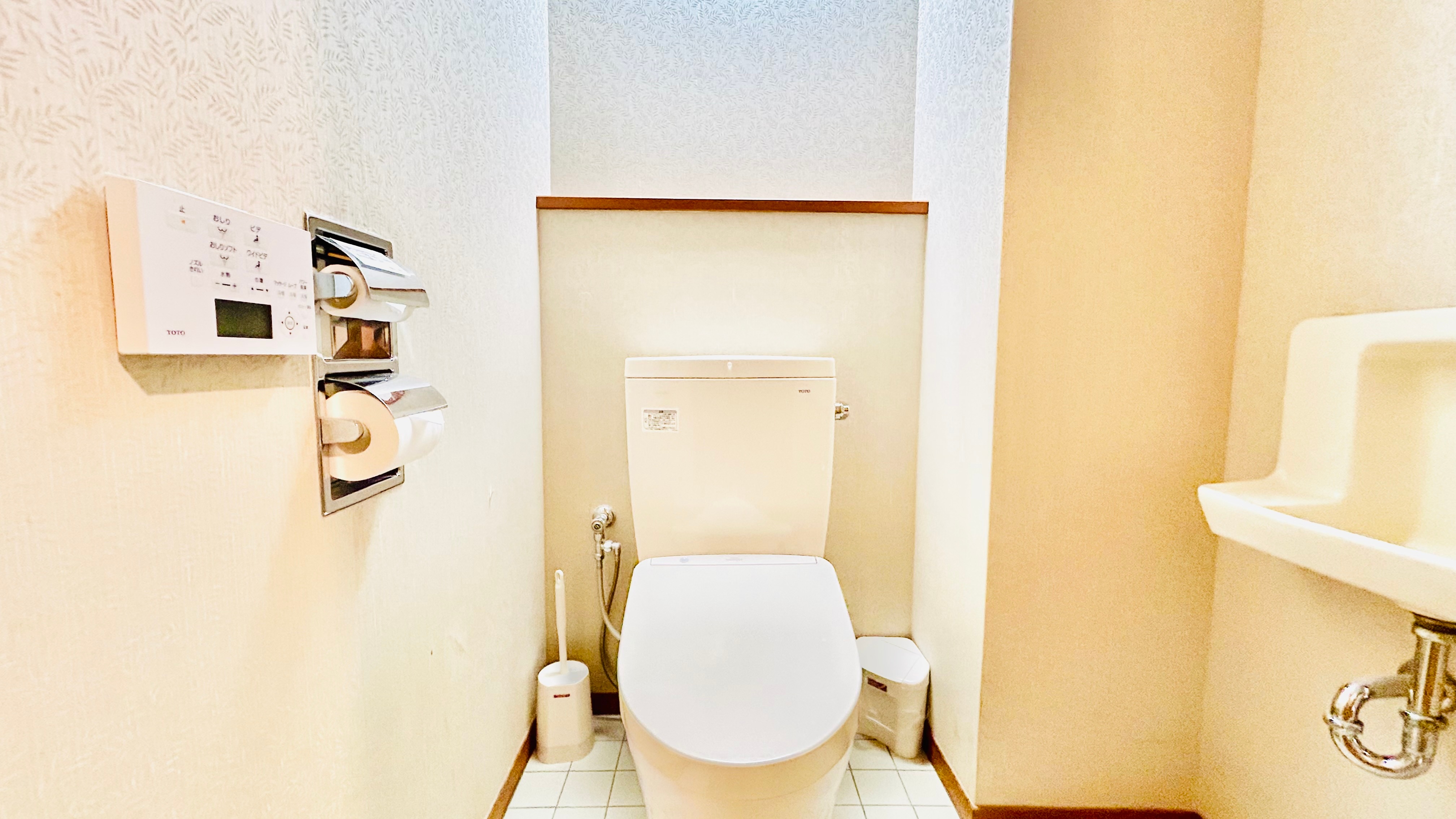 [Special Japanese-Western Room (Paulownia Room) / Japanese-style room 12.5 tatami mats] Separate toilet