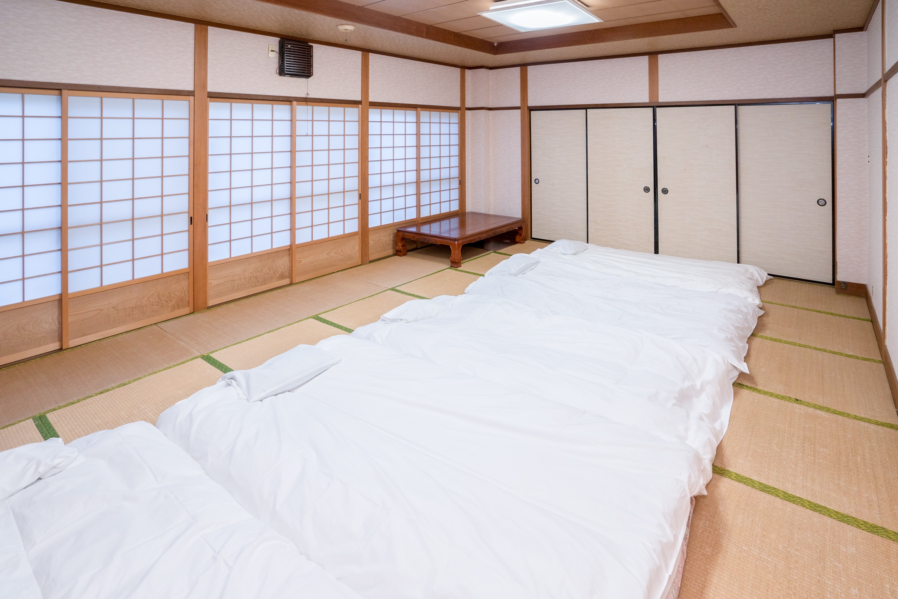 Japanese-style room for five people (shared bathroom and toilet)