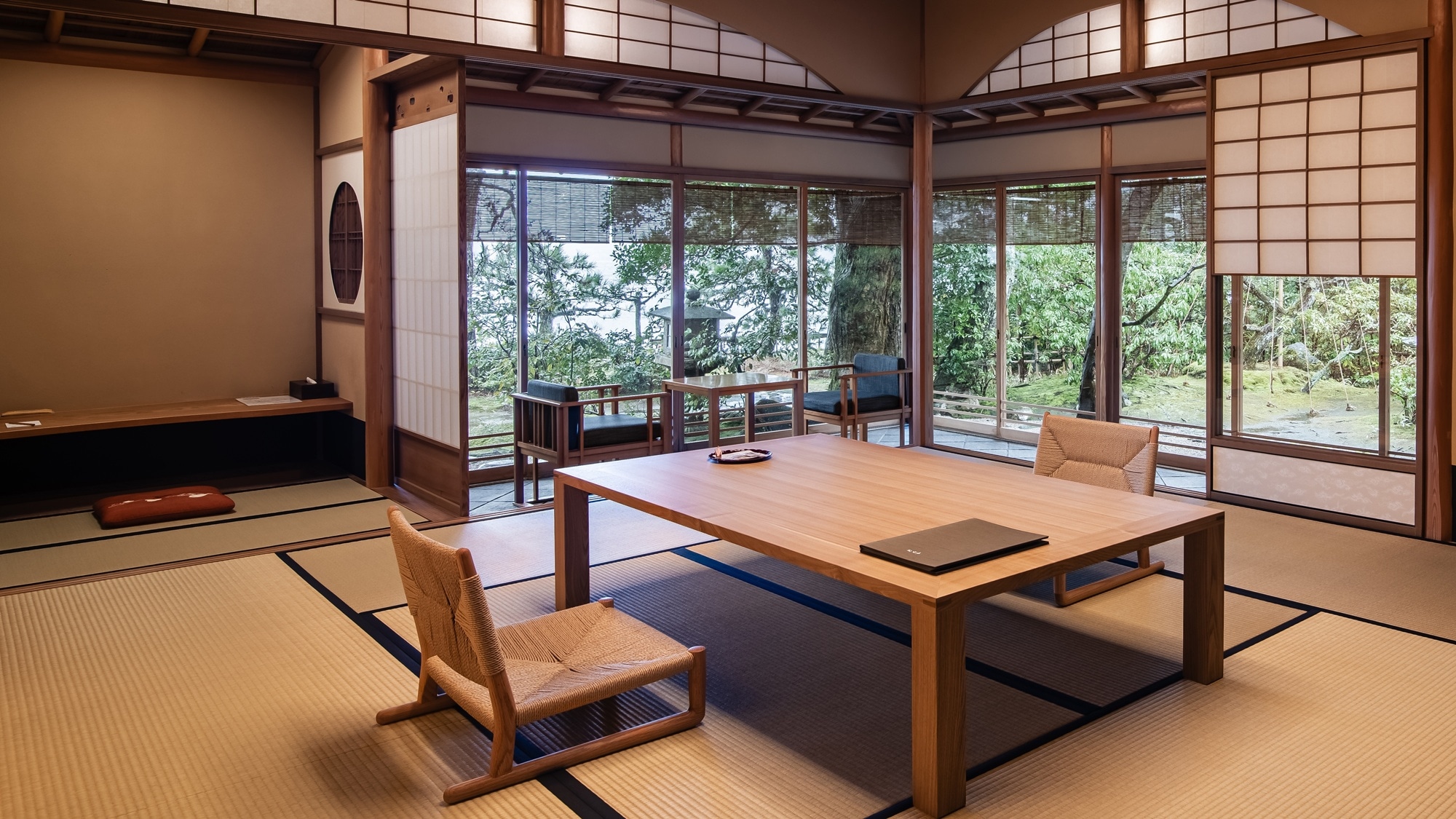 Kumoi (special room): approx. 117 square meters. Japanese-style room (10 tatami mats) + living room (6 tatami mats) + bedroom, veranda, tea room, study, semi-open-air bath