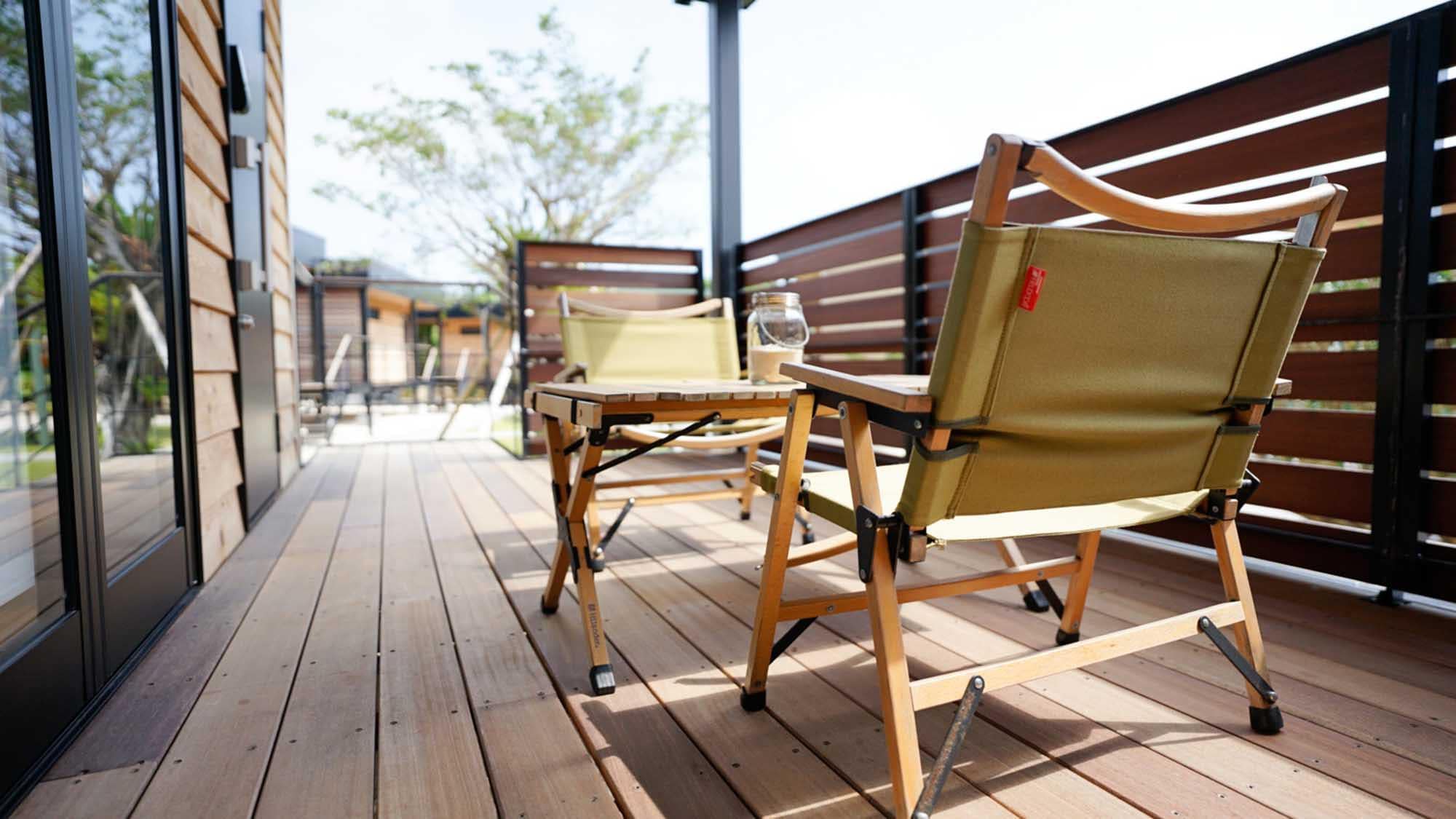 ・ You can spend a comfortable time on the wood terrace that connects to your room.
