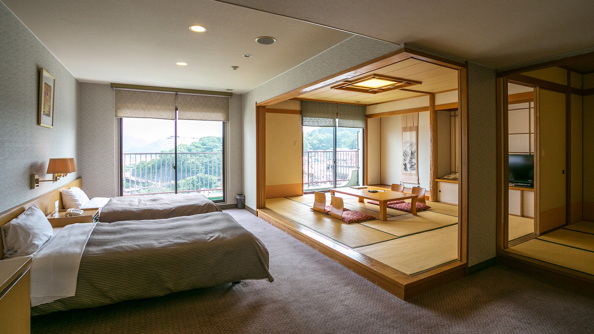 [Akebonokan Deluxe Japanese-Western Room] A spacious Japanese-Western room with two beds overlooking Nagasaki Port and a 14.5 tatami mat Japanese-style room.