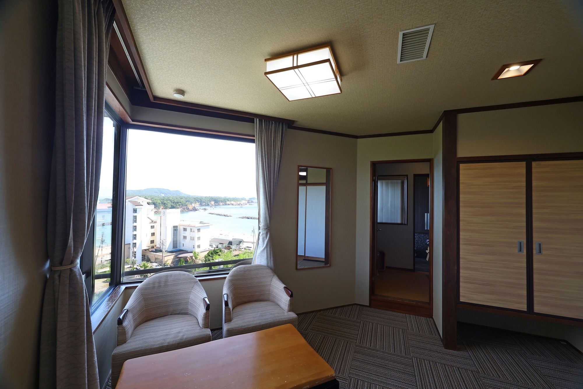 Family room with open-air bath (tokonoma alcove image)
