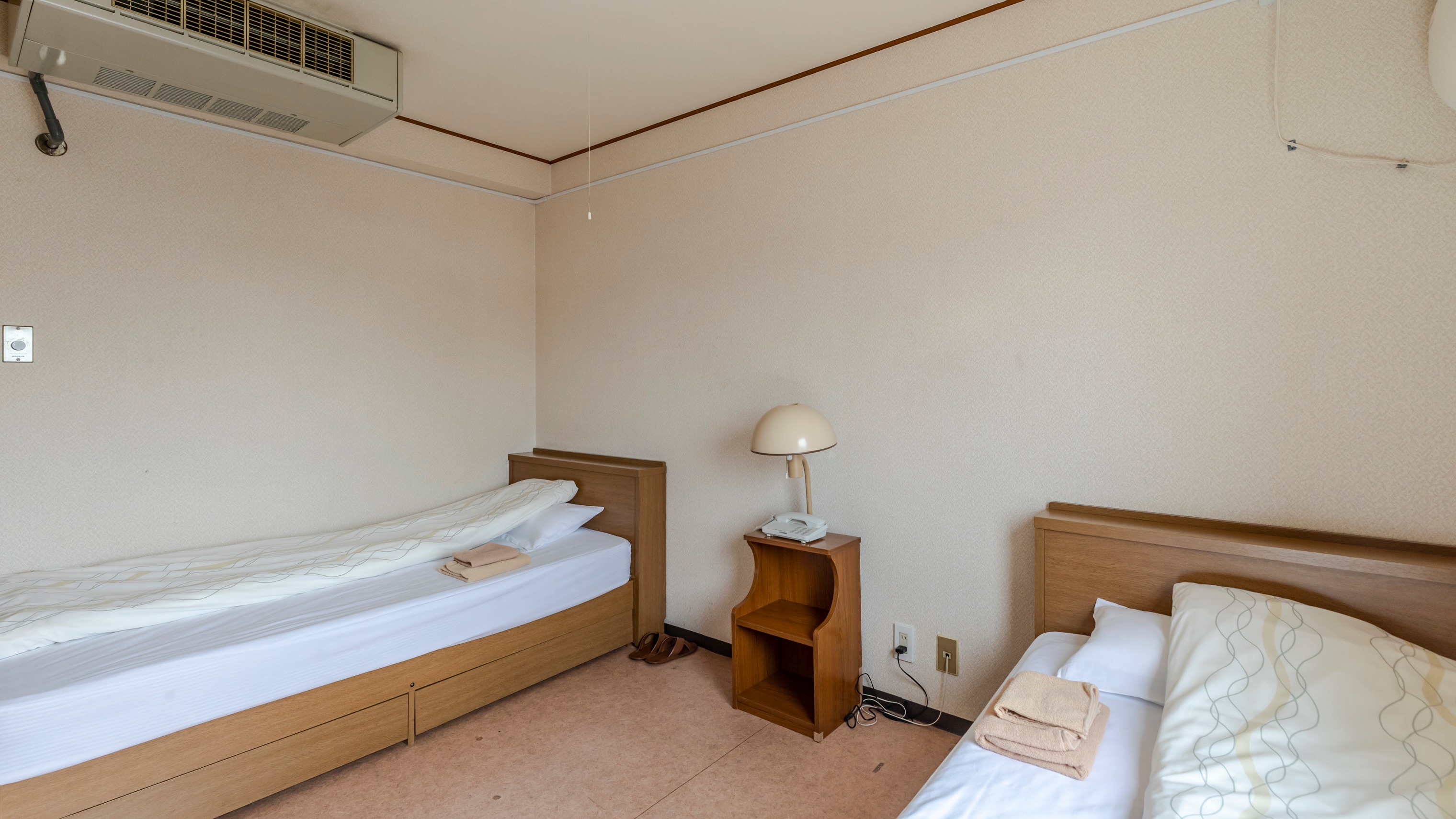 Twin room (shared bathroom and toilet)