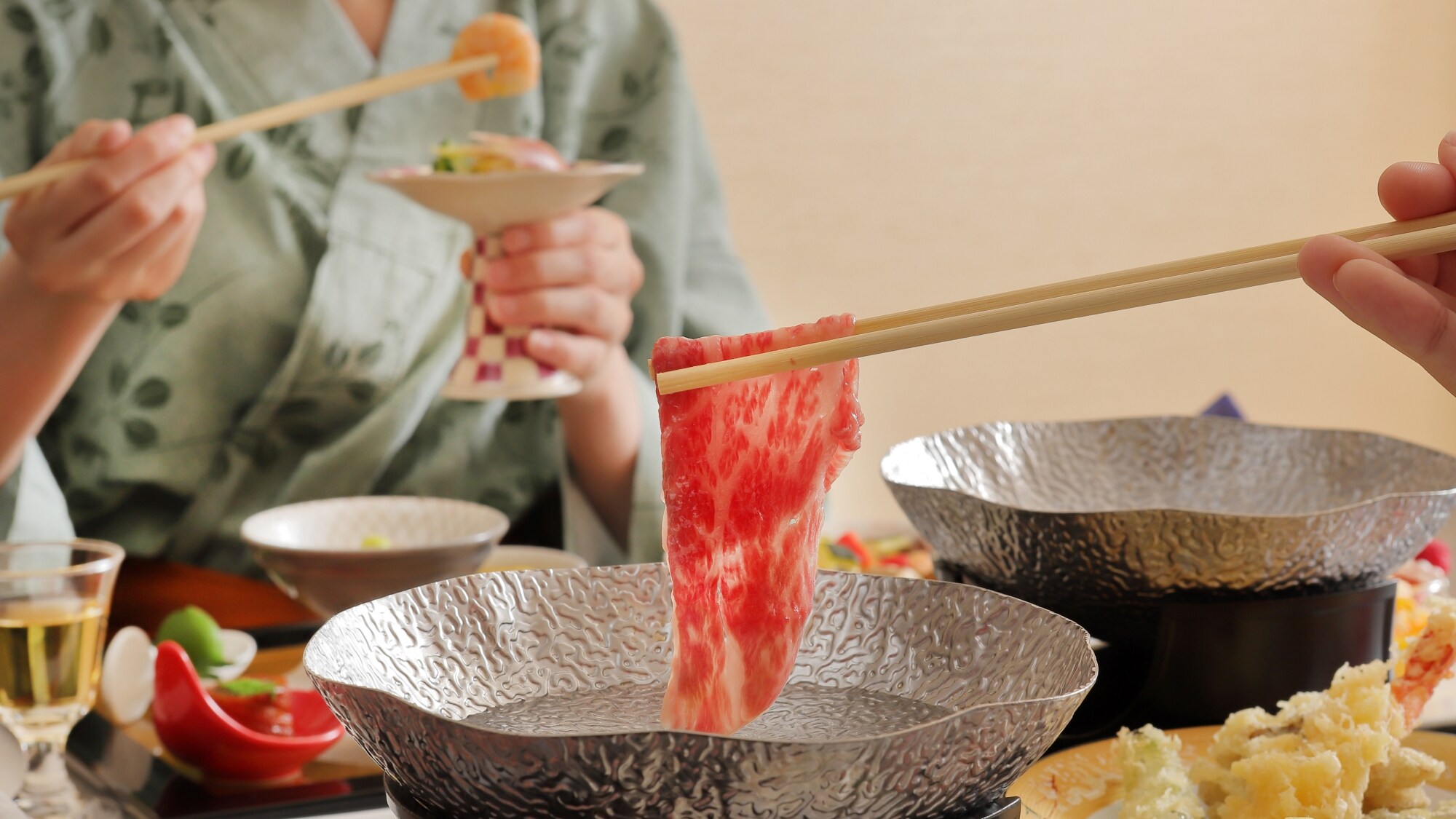 *[餐點圖片] 以精選和牛的涮鍋為主，享受季節的美味。