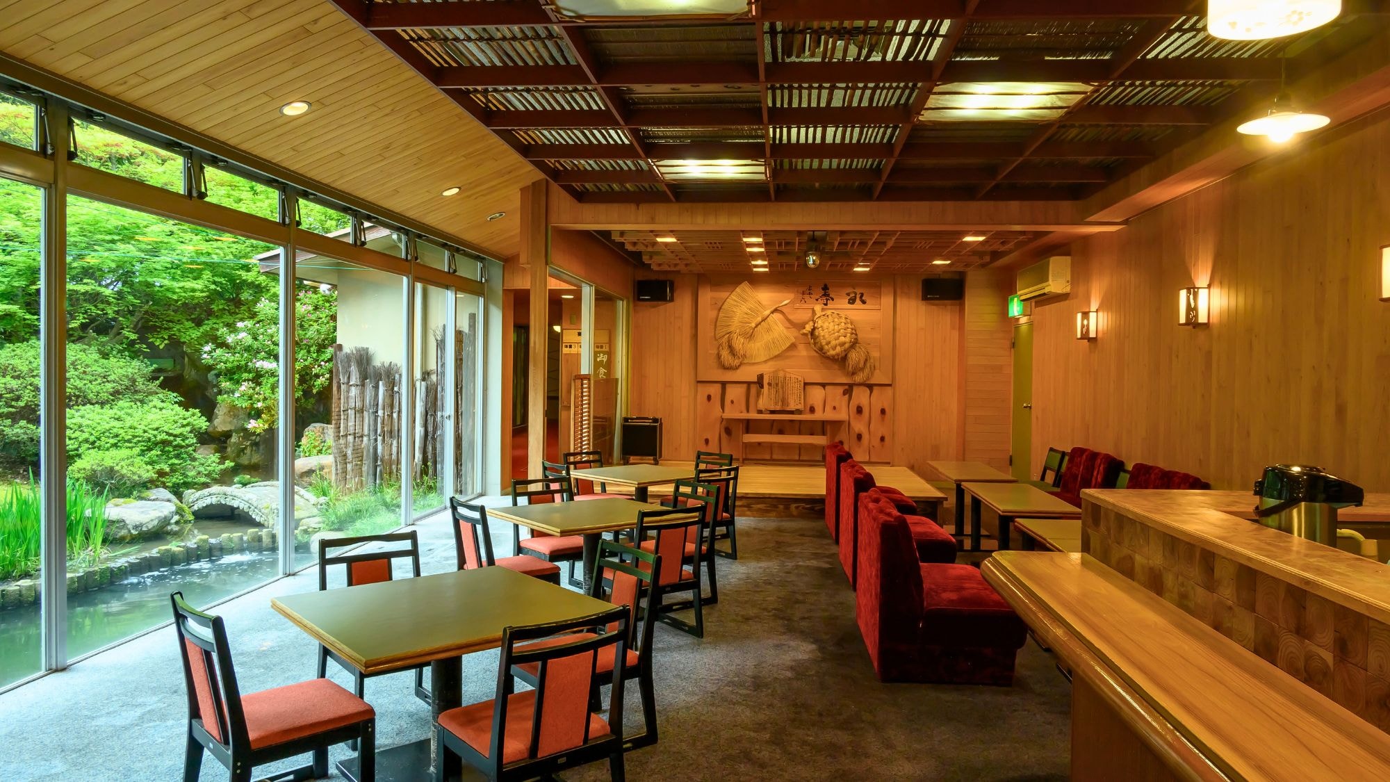 [Lobby Lounge] After checking in or after your meal. A coffee menu is available.