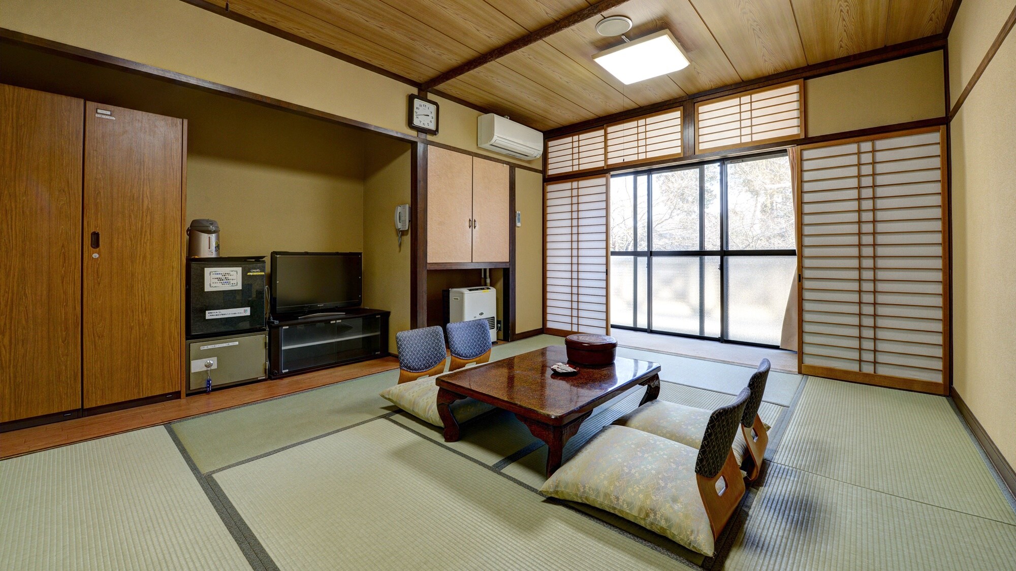 * [Japanese-style room with 10 tatami mats] Couples and families can all stay together in the same room.