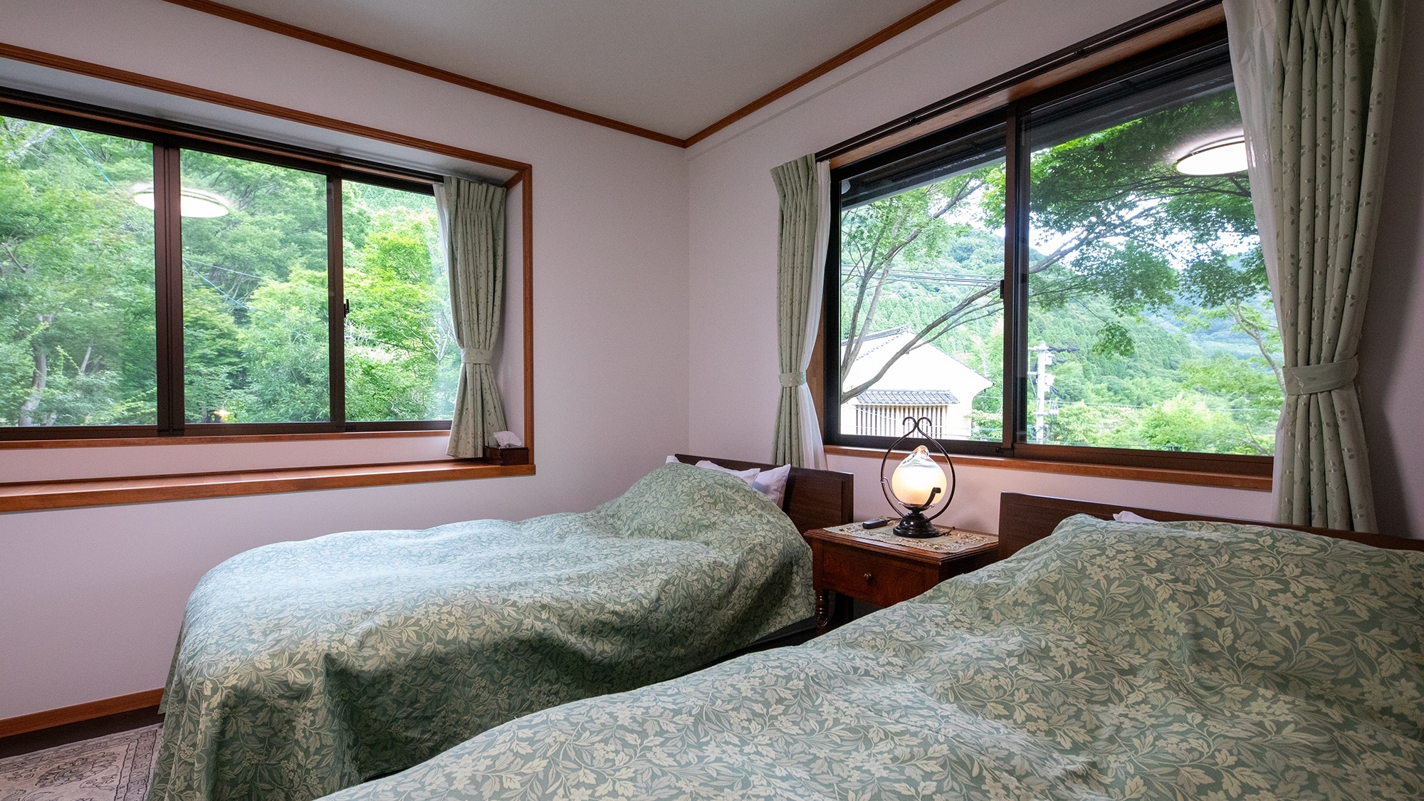 [Sakura] Main house guest room 2nd floor_Western room 8 tatami mats + Japanese room 8 tatami mats A relaxing bedroom surrounded by the greenery of the trees