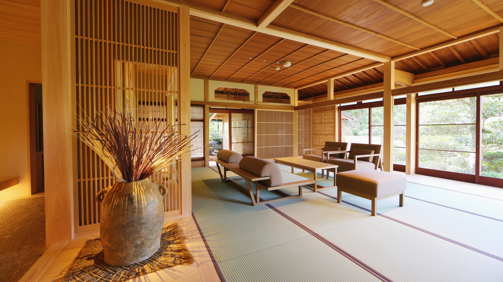 Ruang tamu dengan cita rasa Jepang modern di vila "Aioi"